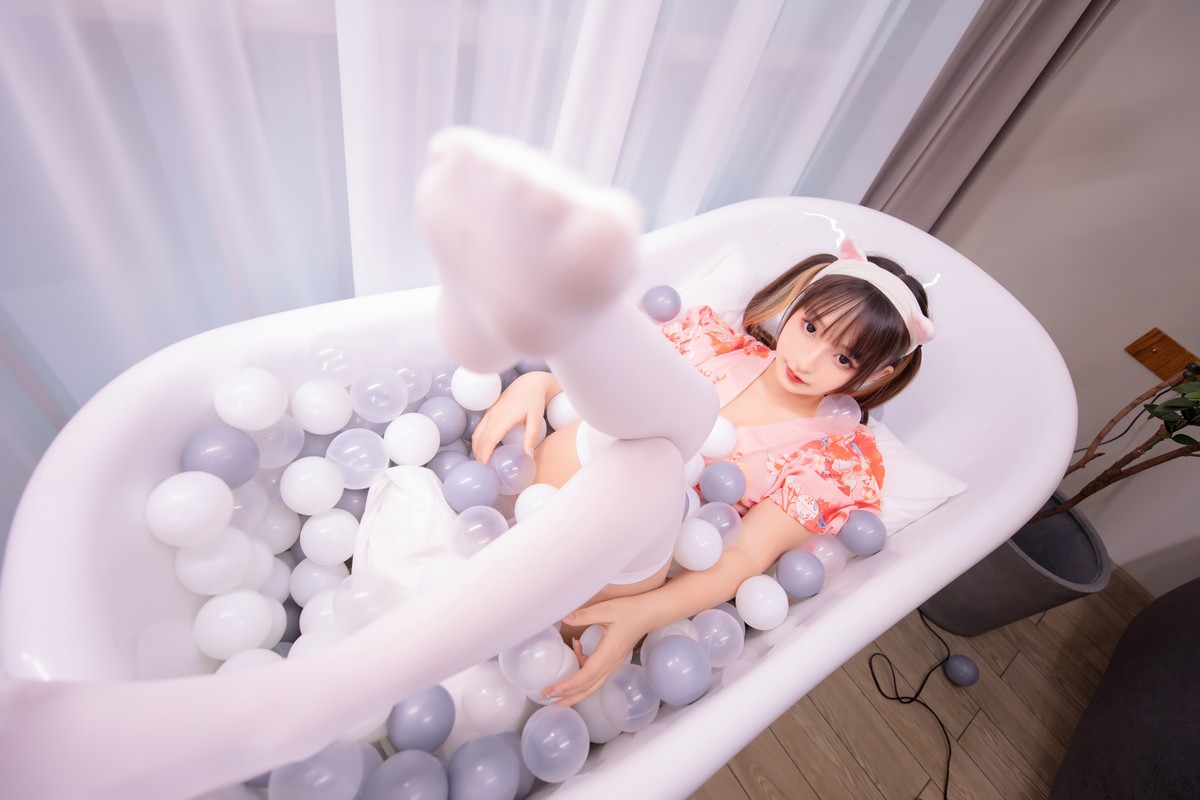 xgyw.top_萝莉美女神楽板真冬雪糕少女主题私房波波池性感粉色睡衣配白丝袜诱惑写真150P