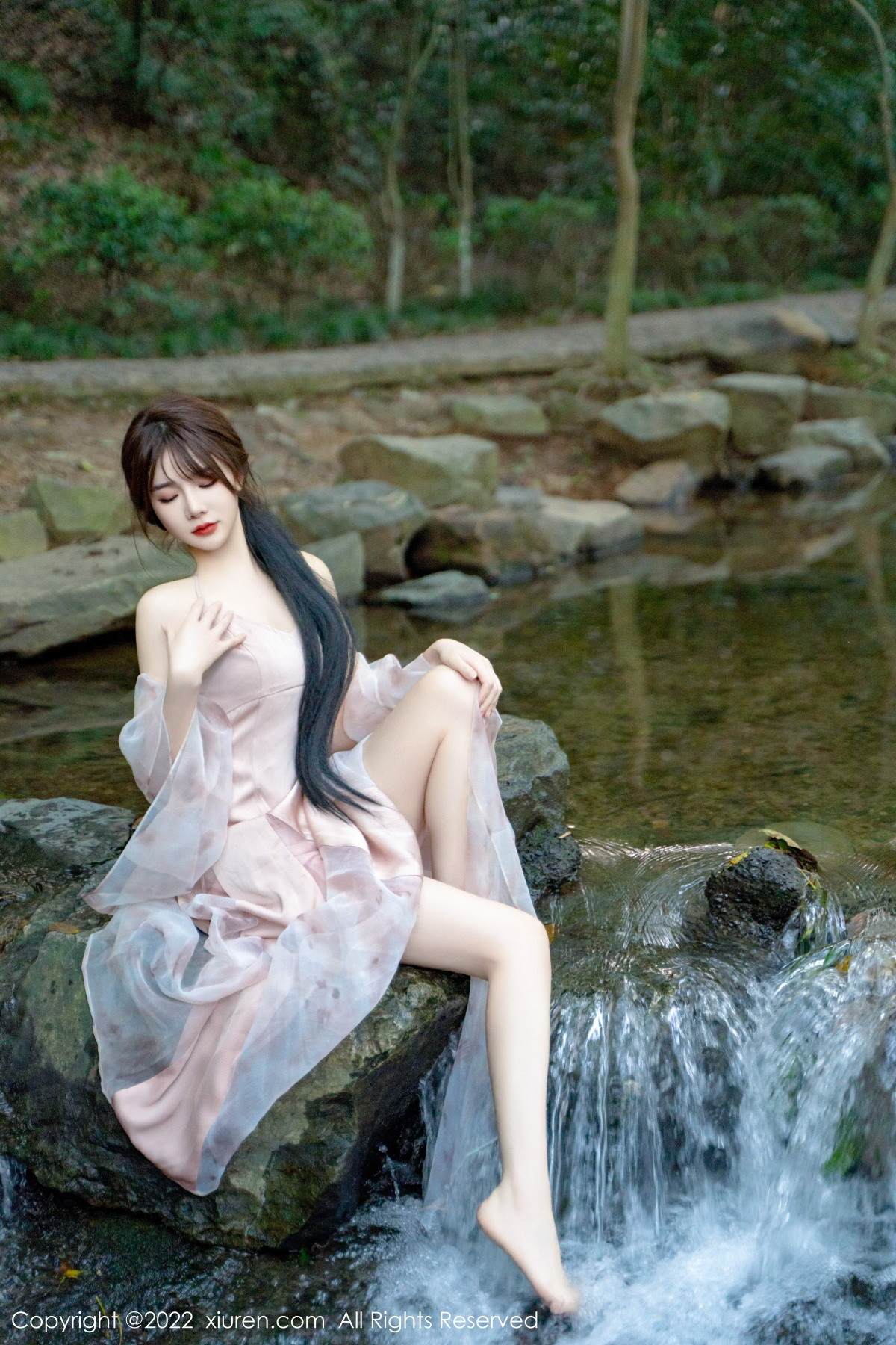 xgyw.top_[XiuRen秀人网]No.5690_模特婠婠么户外拍摄性感淡紫色吊带裙秀曼妙身材靓丽迷人写真81P