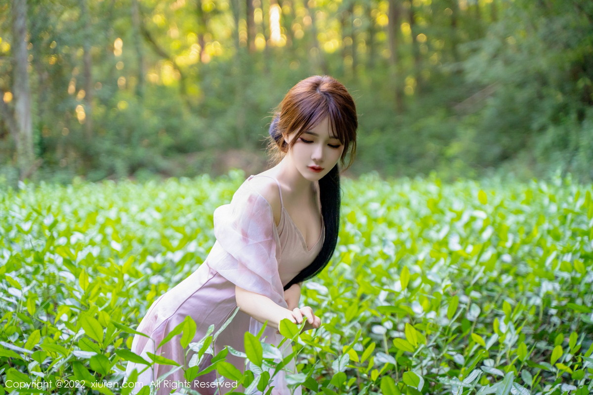 xgyw.top_[XiuRen秀人网]No.5690_模特婠婠么户外拍摄性感淡紫色吊带裙秀曼妙身材靓丽迷人写真81P
