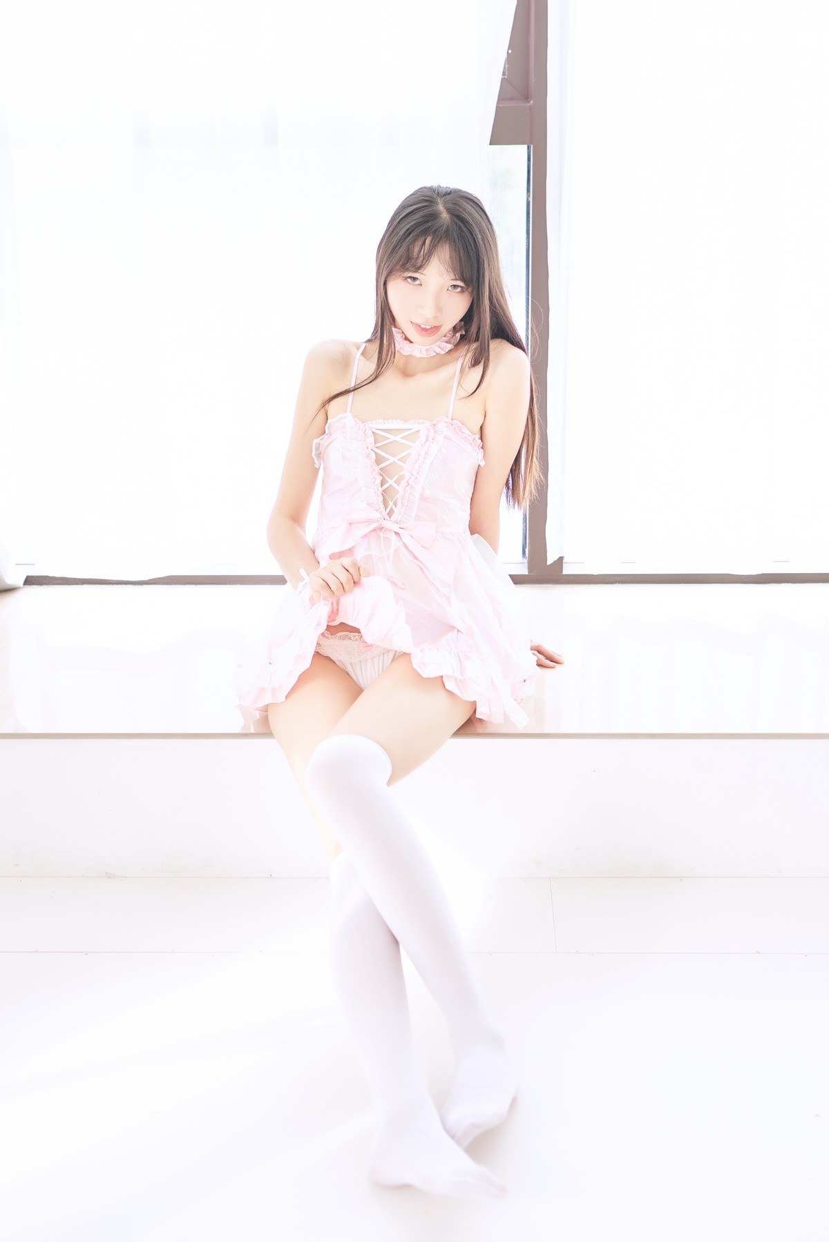 xgyw.top_网络美女西瓜少女粉红吊带裙主题私房半撩粉红吊裙露白色内裤配白丝袜诱惑写真52P