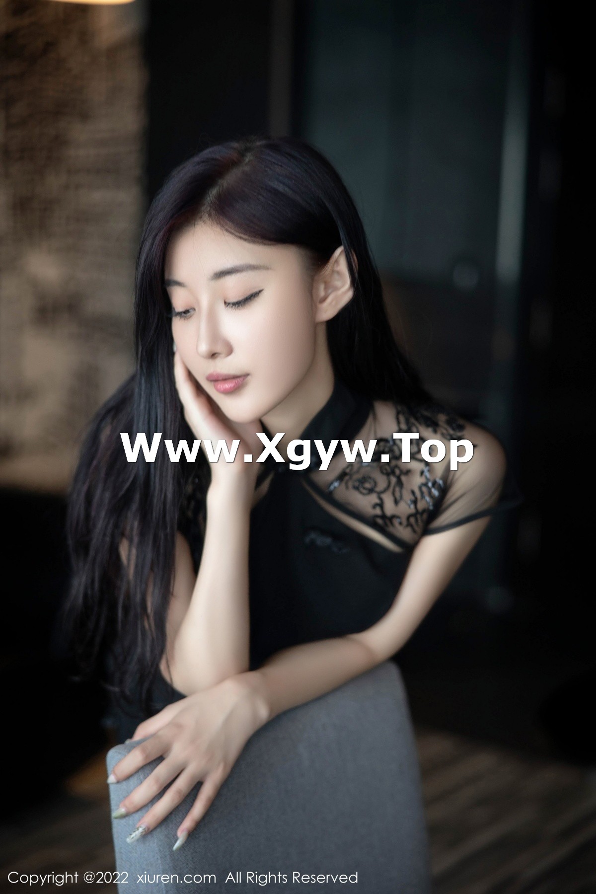 xgyw.top_[XiuRen秀人网]No.5691_模特顾楚楚maily性感黑色旗袍服配魅惑黑丝秀美腿甜美迷人写真86P