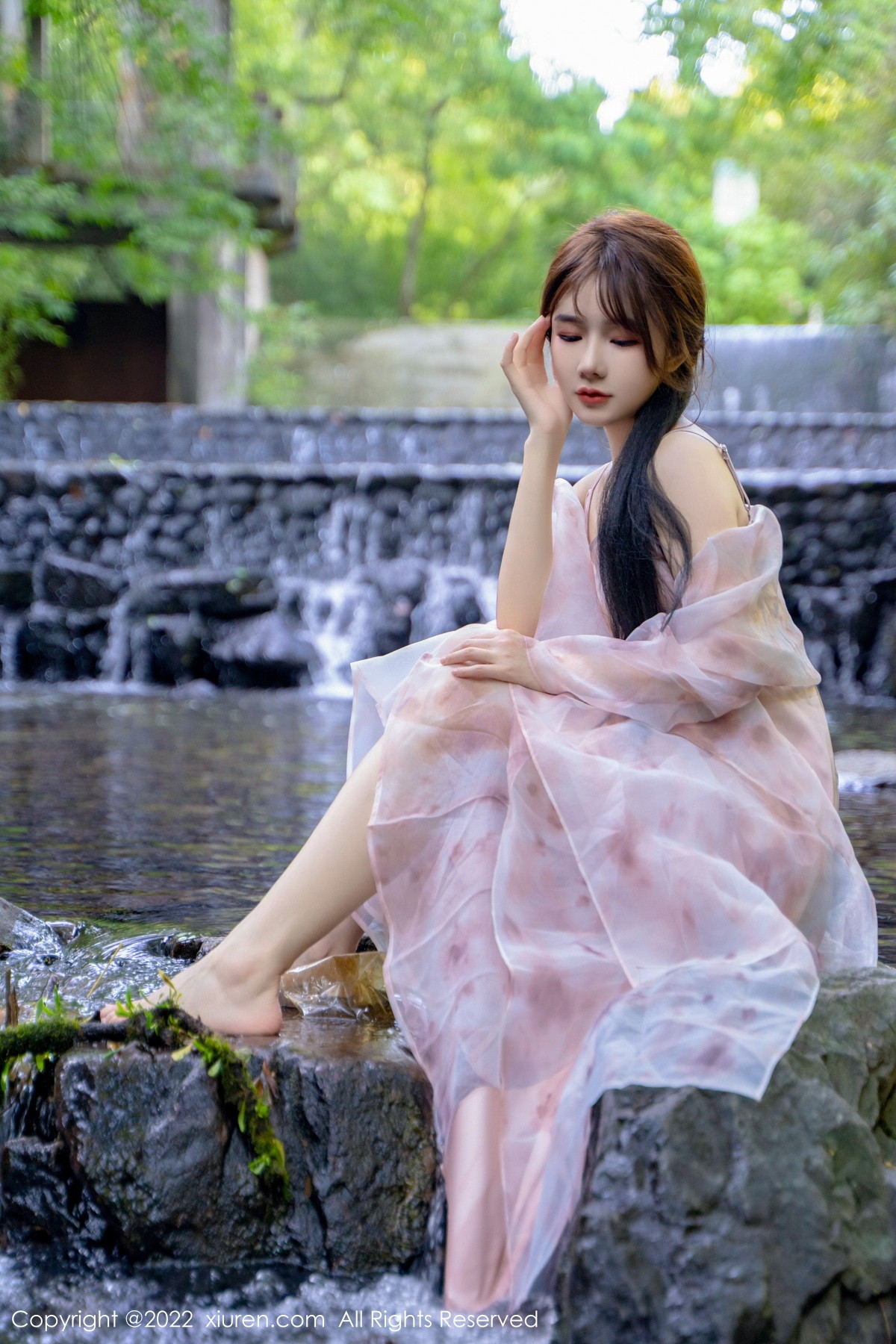 xgyw.top_[XiuRen秀人网]No.5690_模特婠婠么户外拍摄性感淡紫色吊带裙秀曼妙身材靓丽迷人写真81P