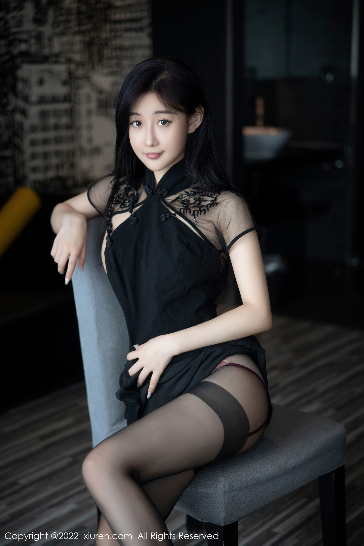 xgyw.top_[XiuRen秀人网]No.5691_模特顾楚楚maily性感黑色旗袍服配魅惑黑丝秀美腿甜美迷人写真86P