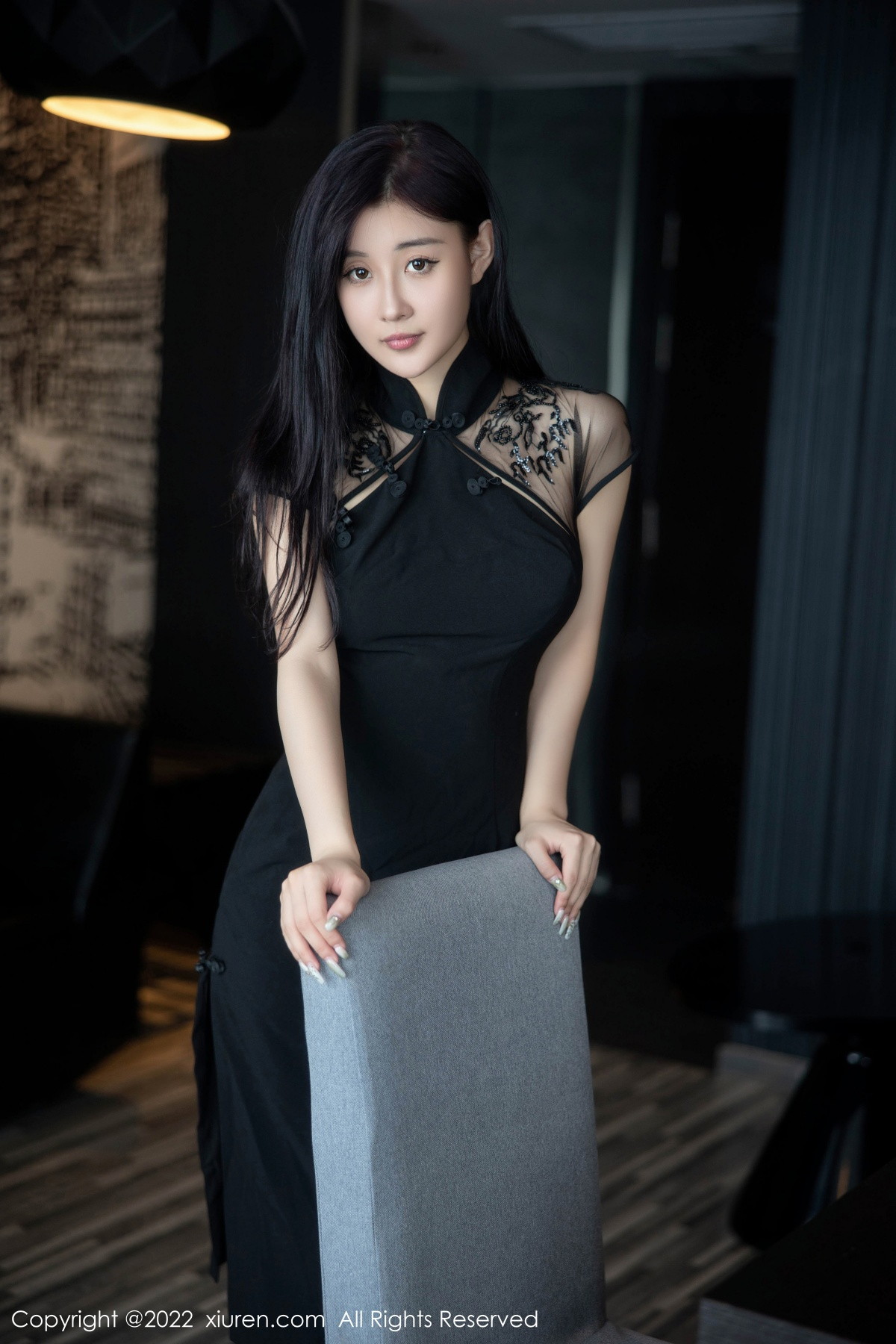 xgyw.top_[XiuRen秀人网]No.5691_模特顾楚楚maily性感黑色旗袍服配魅惑黑丝秀美腿甜美迷人写真86P
