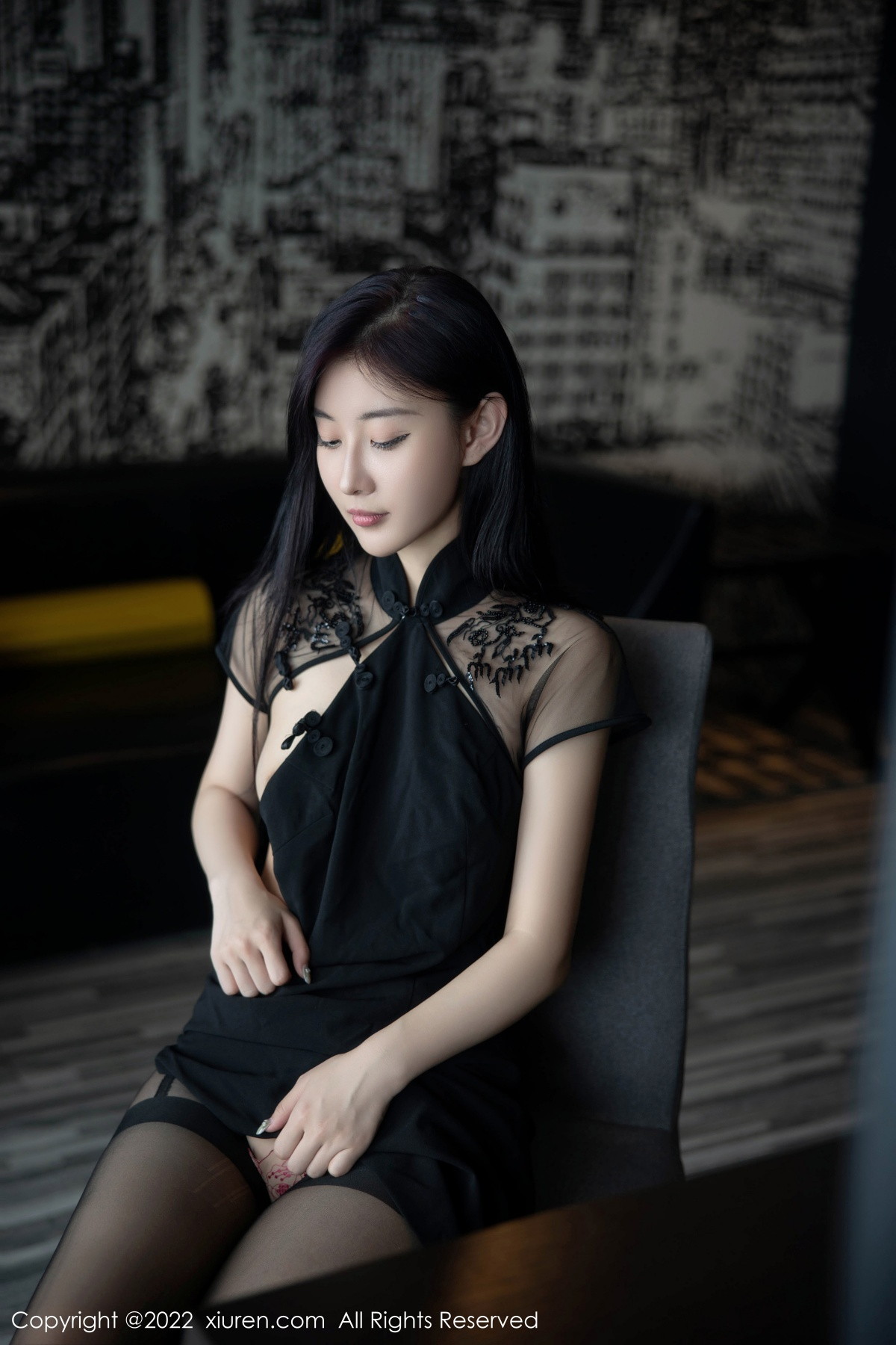 xgyw.top_[XiuRen秀人网]No.5691_模特顾楚楚maily性感黑色旗袍服配魅惑黑丝秀美腿甜美迷人写真86P