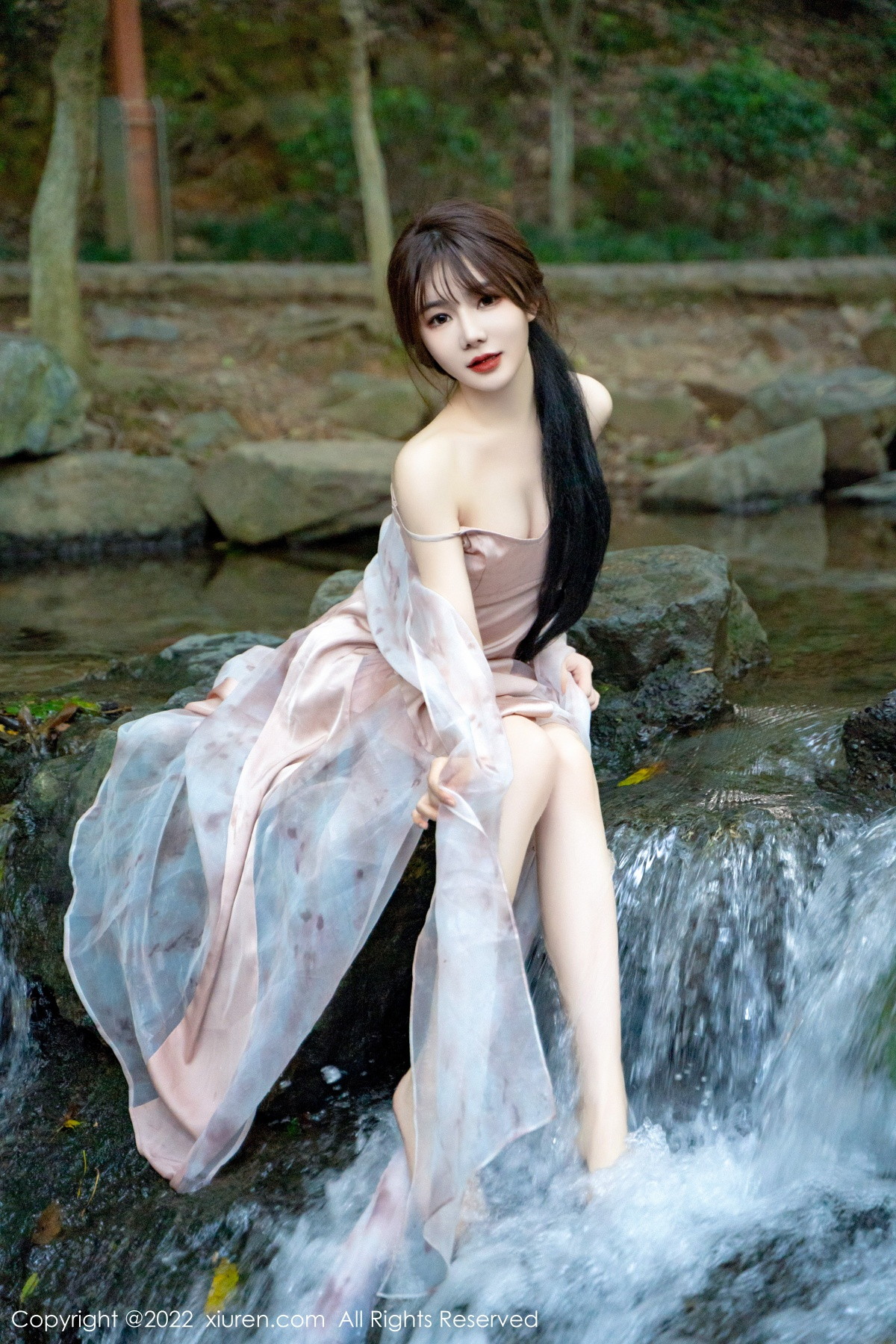 xgyw.top_[XiuRen秀人网]No.5690_模特婠婠么户外拍摄性感淡紫色吊带裙秀曼妙身材靓丽迷人写真81P