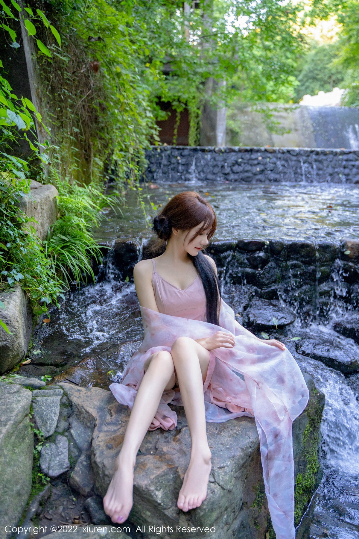 xgyw.top_[XiuRen秀人网]No.5690_模特婠婠么户外拍摄性感淡紫色吊带裙秀曼妙身材靓丽迷人写真81P