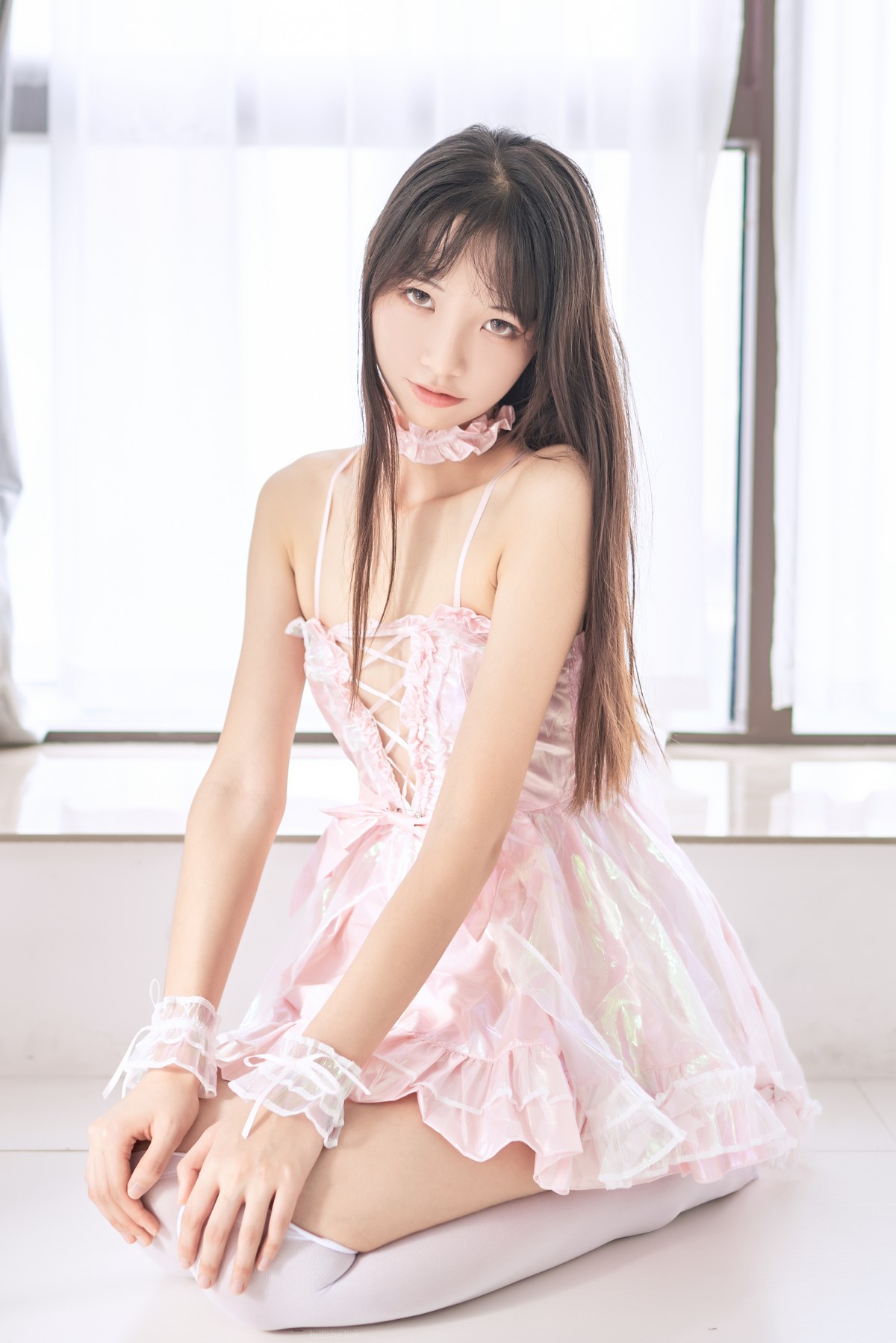 xgyw.top_网络美女西瓜少女粉红吊带裙主题私房半撩粉红吊裙露白色内裤配白丝袜诱惑写真52P