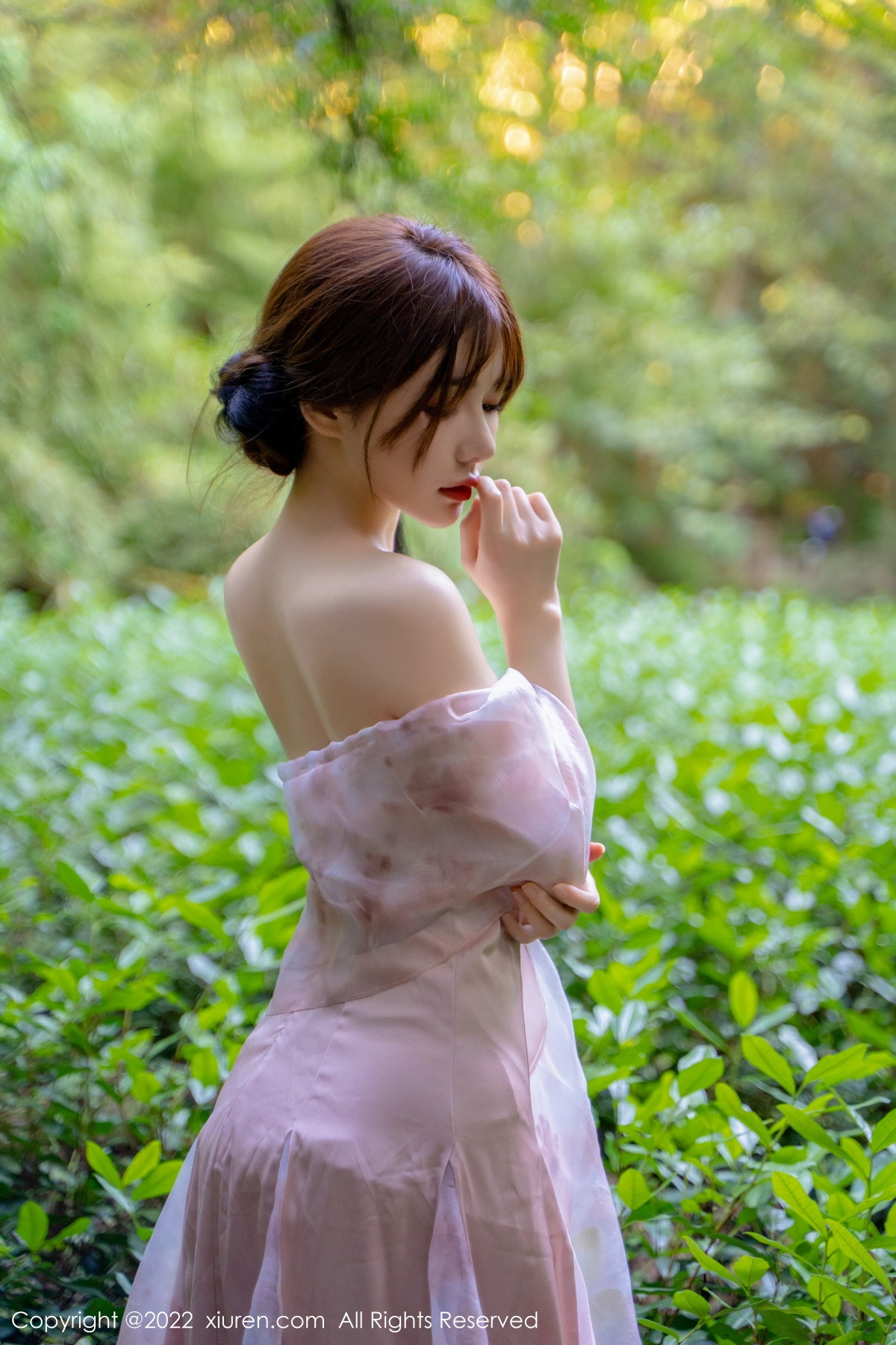 xgyw.top_[XiuRen秀人网]No.5690_模特婠婠么户外拍摄性感淡紫色吊带裙秀曼妙身材靓丽迷人写真81P