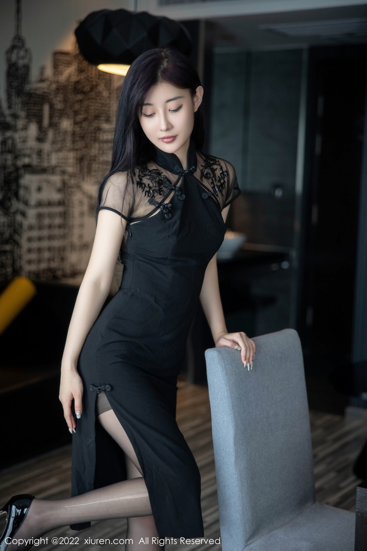 xgyw.top_[XiuRen秀人网]No.5691_模特顾楚楚maily性感黑色旗袍服配魅惑黑丝秀美腿甜美迷人写真86P