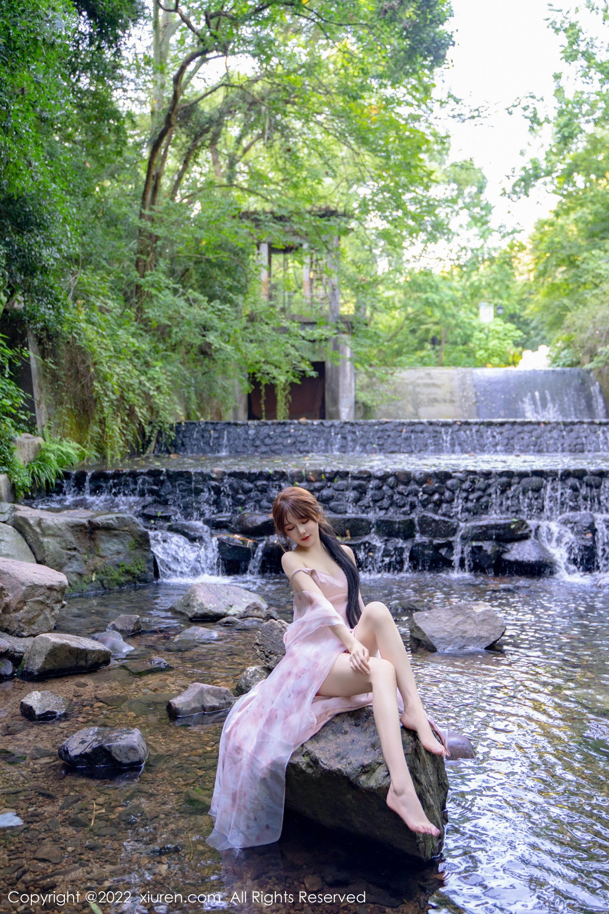 xgyw.top_[XiuRen秀人网]No.5690_模特婠婠么户外拍摄性感淡紫色吊带裙秀曼妙身材靓丽迷人写真81P