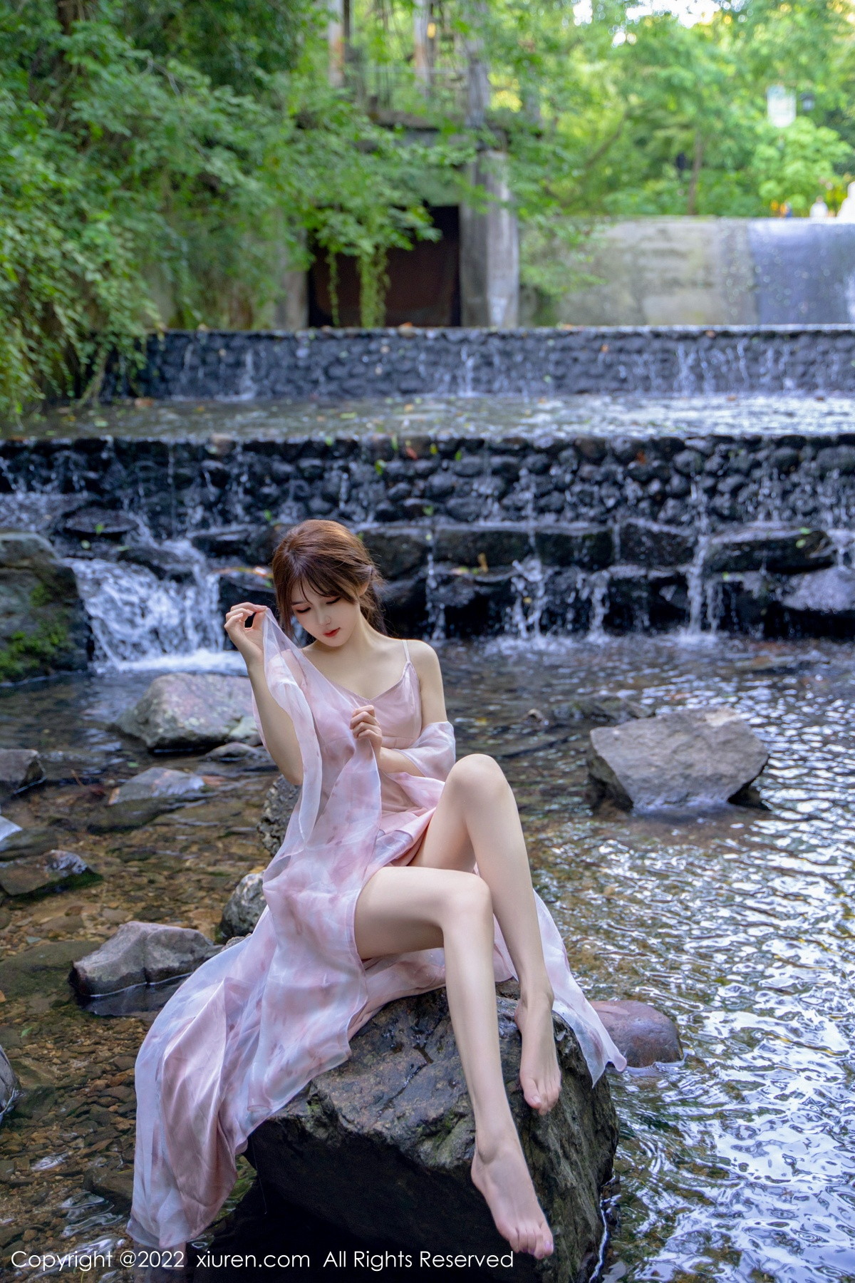 xgyw.top_[XiuRen秀人网]No.5690_模特婠婠么户外拍摄性感淡紫色吊带裙秀曼妙身材靓丽迷人写真81P