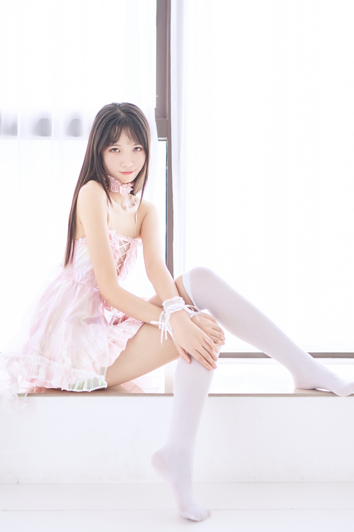 xgyw.top_网络美女西瓜少女粉红吊带裙主题私房半撩粉红吊裙露白色内裤配白丝袜诱惑写真52P