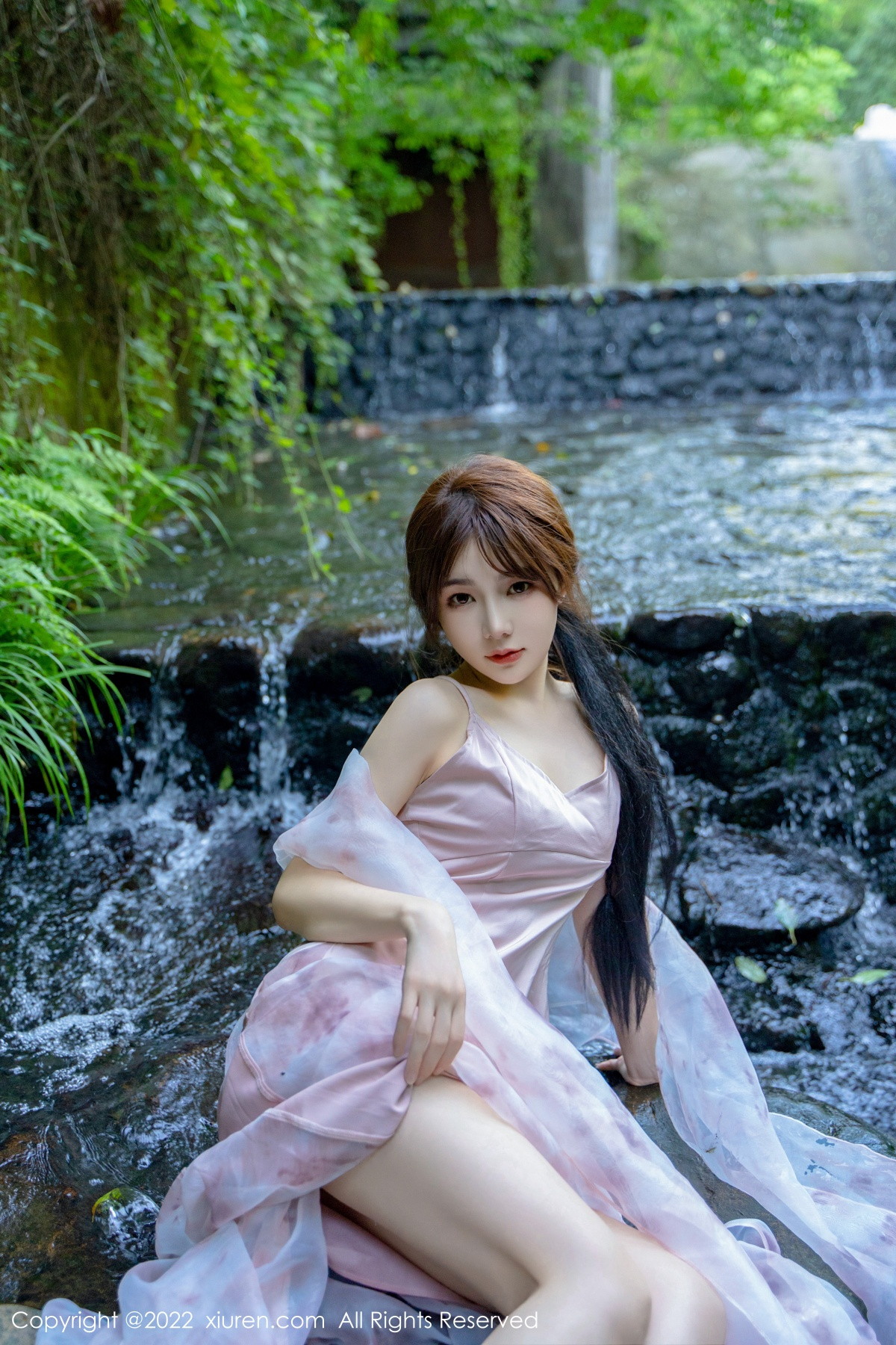 xgyw.top_[XiuRen秀人网]No.5690_模特婠婠么户外拍摄性感淡紫色吊带裙秀曼妙身材靓丽迷人写真81P