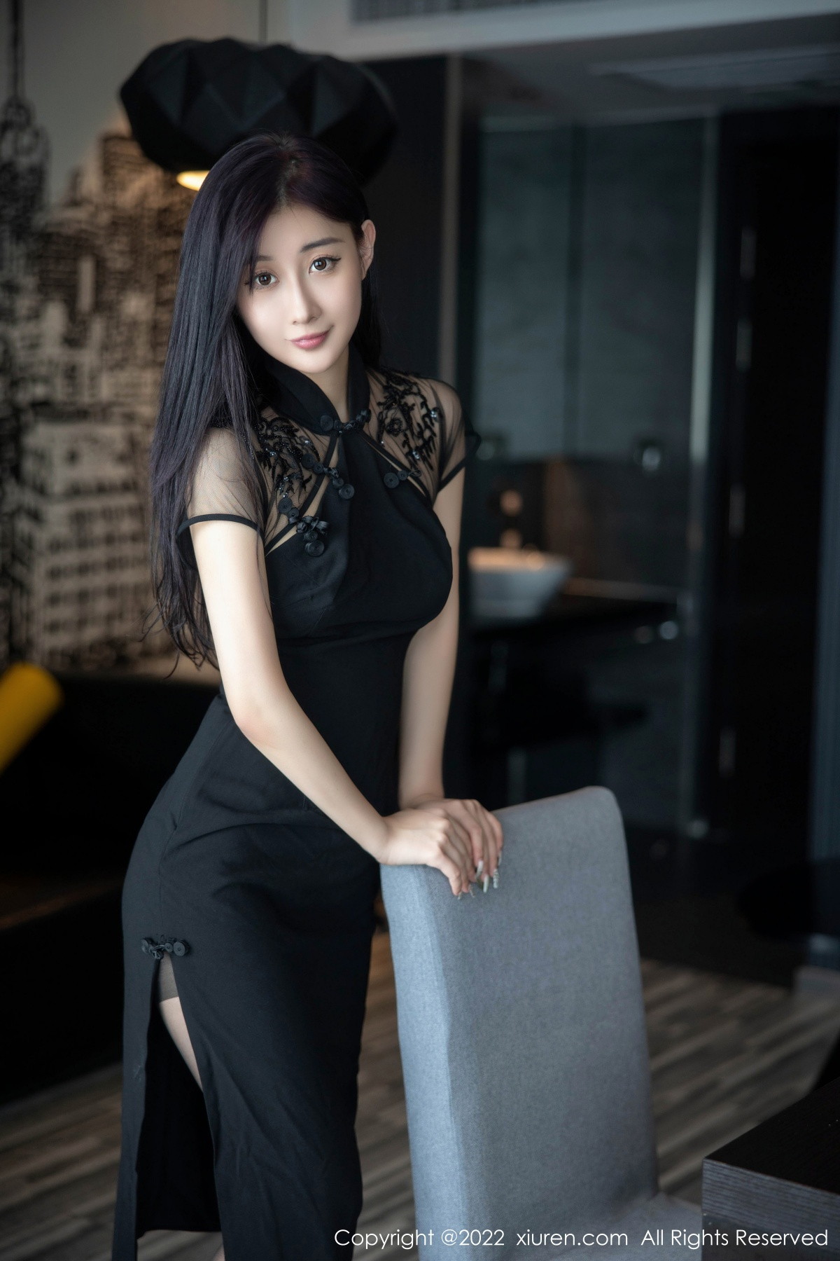 xgyw.top_[XiuRen秀人网]No.5691_模特顾楚楚maily性感黑色旗袍服配魅惑黑丝秀美腿甜美迷人写真86P