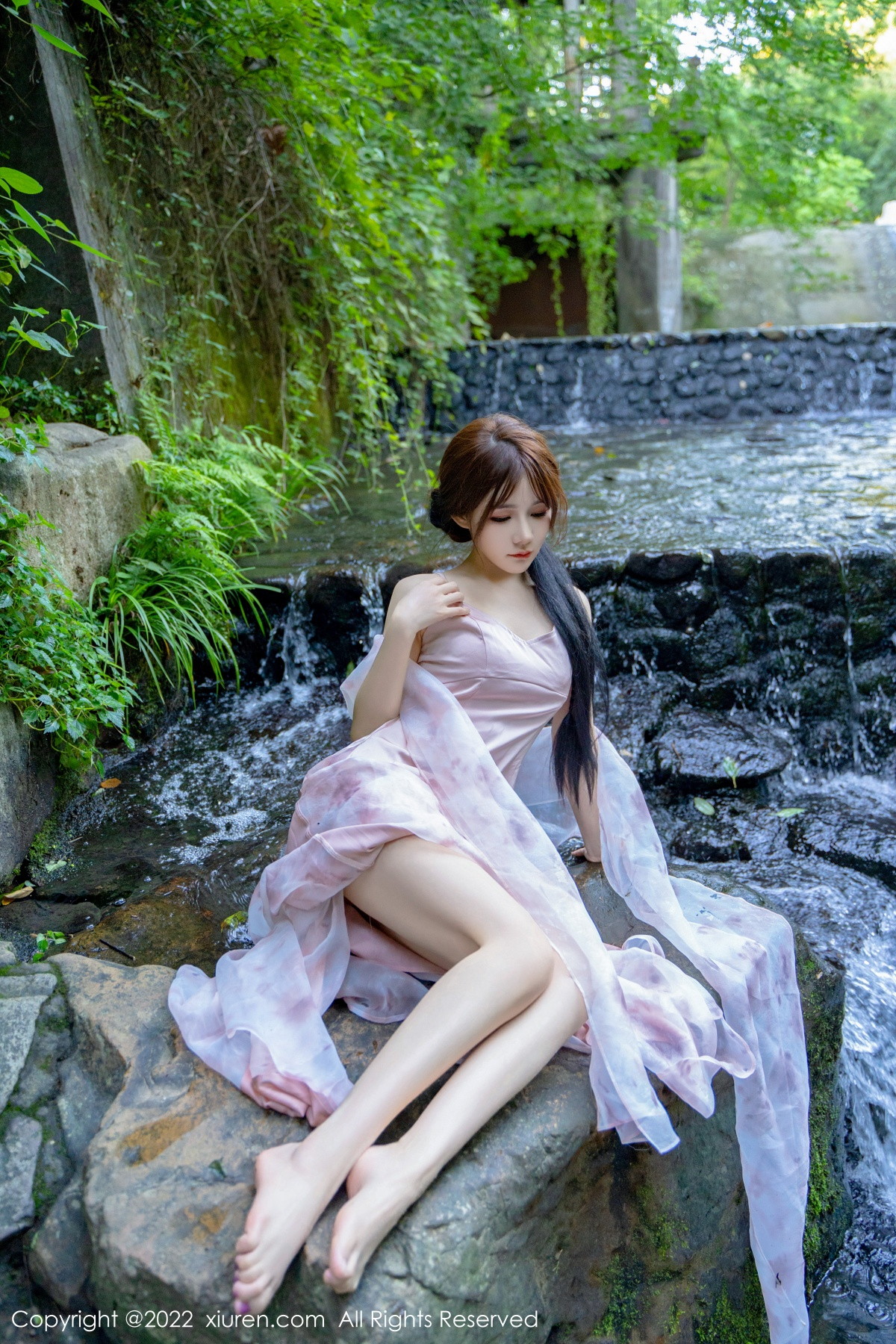 xgyw.top_[XiuRen秀人网]No.5690_模特婠婠么户外拍摄性感淡紫色吊带裙秀曼妙身材靓丽迷人写真81P
