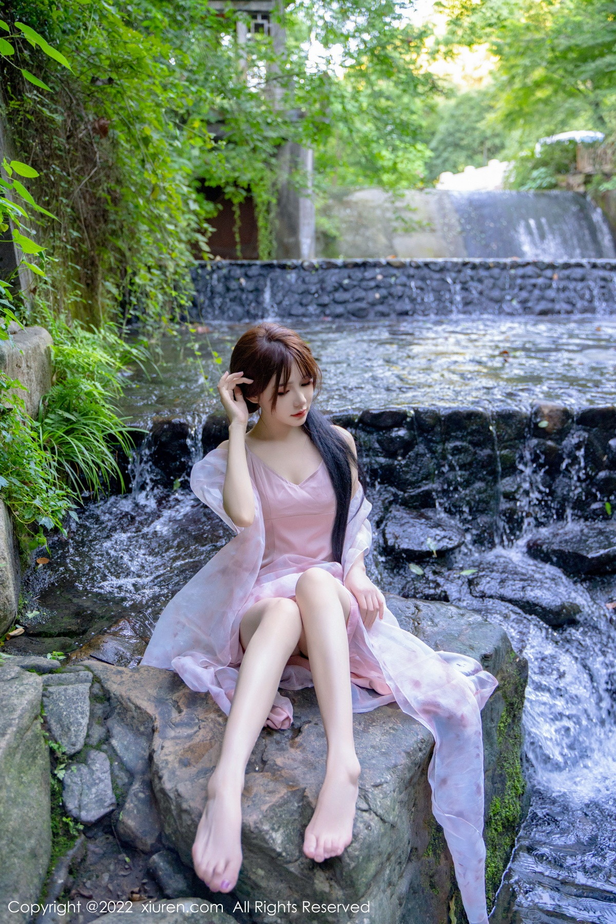 xgyw.top_[XiuRen秀人网]No.5690_模特婠婠么户外拍摄性感淡紫色吊带裙秀曼妙身材靓丽迷人写真81P