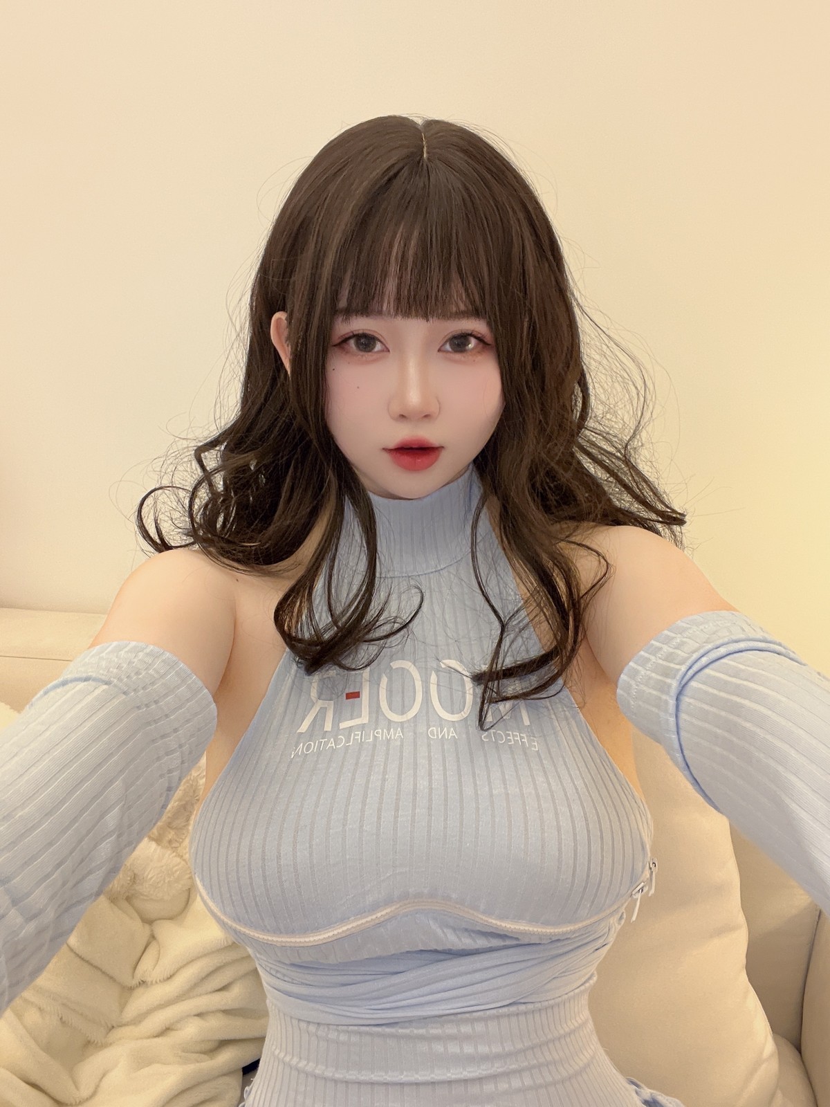 xgyw.top_蜜桃少女是依酱吖妹妹自拍主题私房性感开胸连身裙半撩秀豪乳翘臀诱惑写真31P