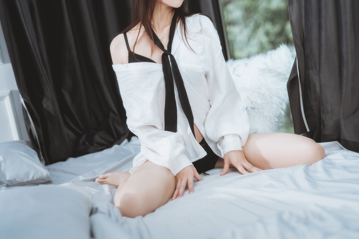 xgyw.top_网络美女桜桃喵狼来了系列主题私房性感白T露黑色内衣秀完美身材诱惑写真115P