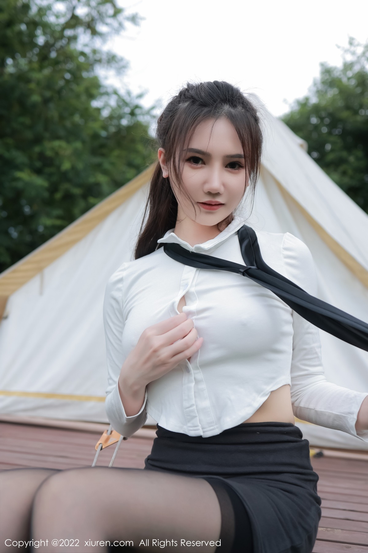 xgyw.top_XiuRen第5703期_模特古月小同学性感白T配短深灰裙露超薄黑丝秀美腿诱惑写真68P