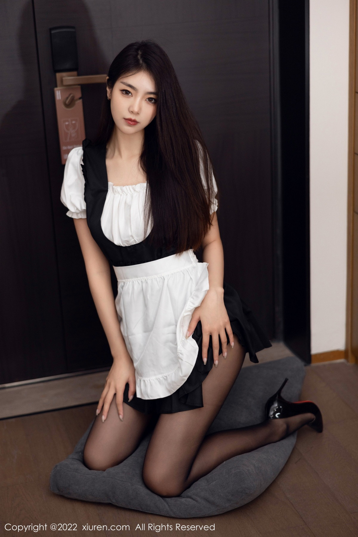 xgyw.top_XiuRen第5706期_模特可乐Vicky黑白拼色厨娘服饰配超薄黑丝秀苗条身材性感写真60P