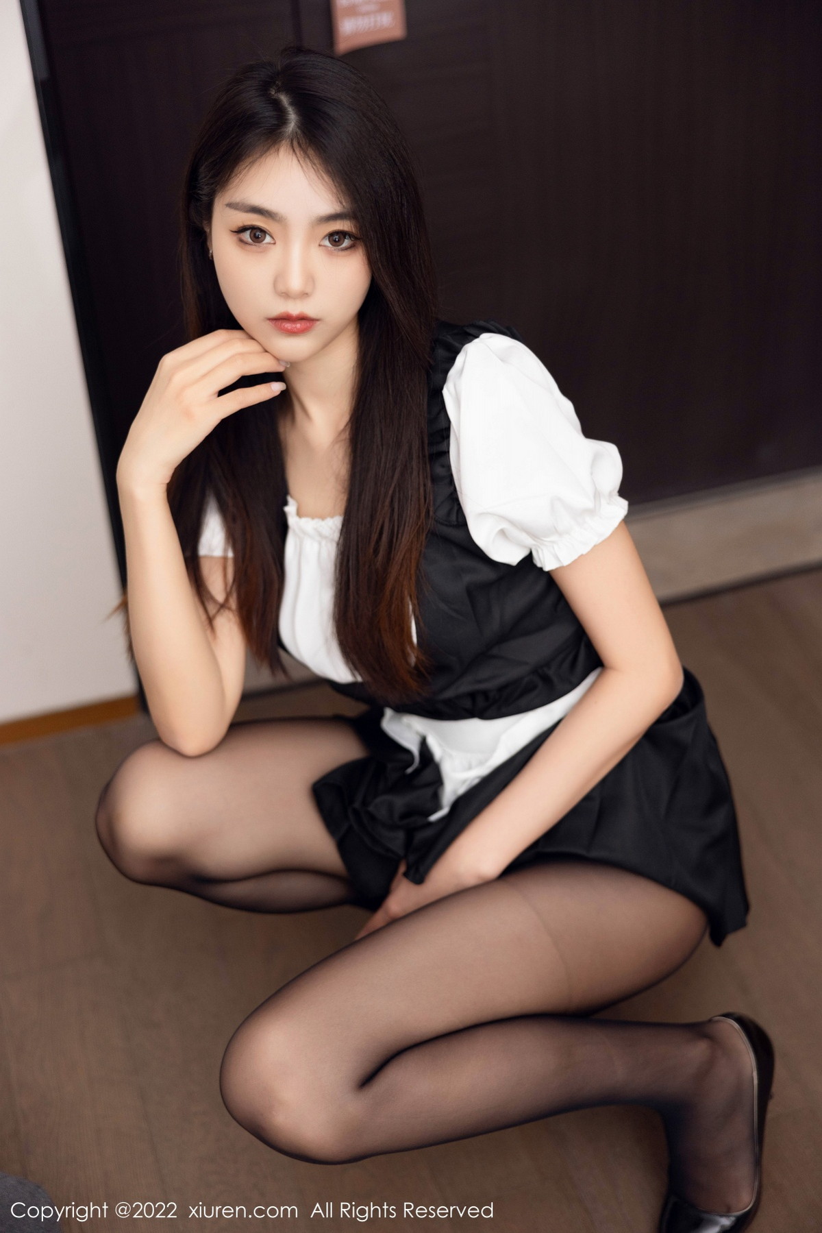 xgyw.top_XiuRen第5706期_模特可乐Vicky黑白拼色厨娘服饰配超薄黑丝秀苗条身材性感写真60P