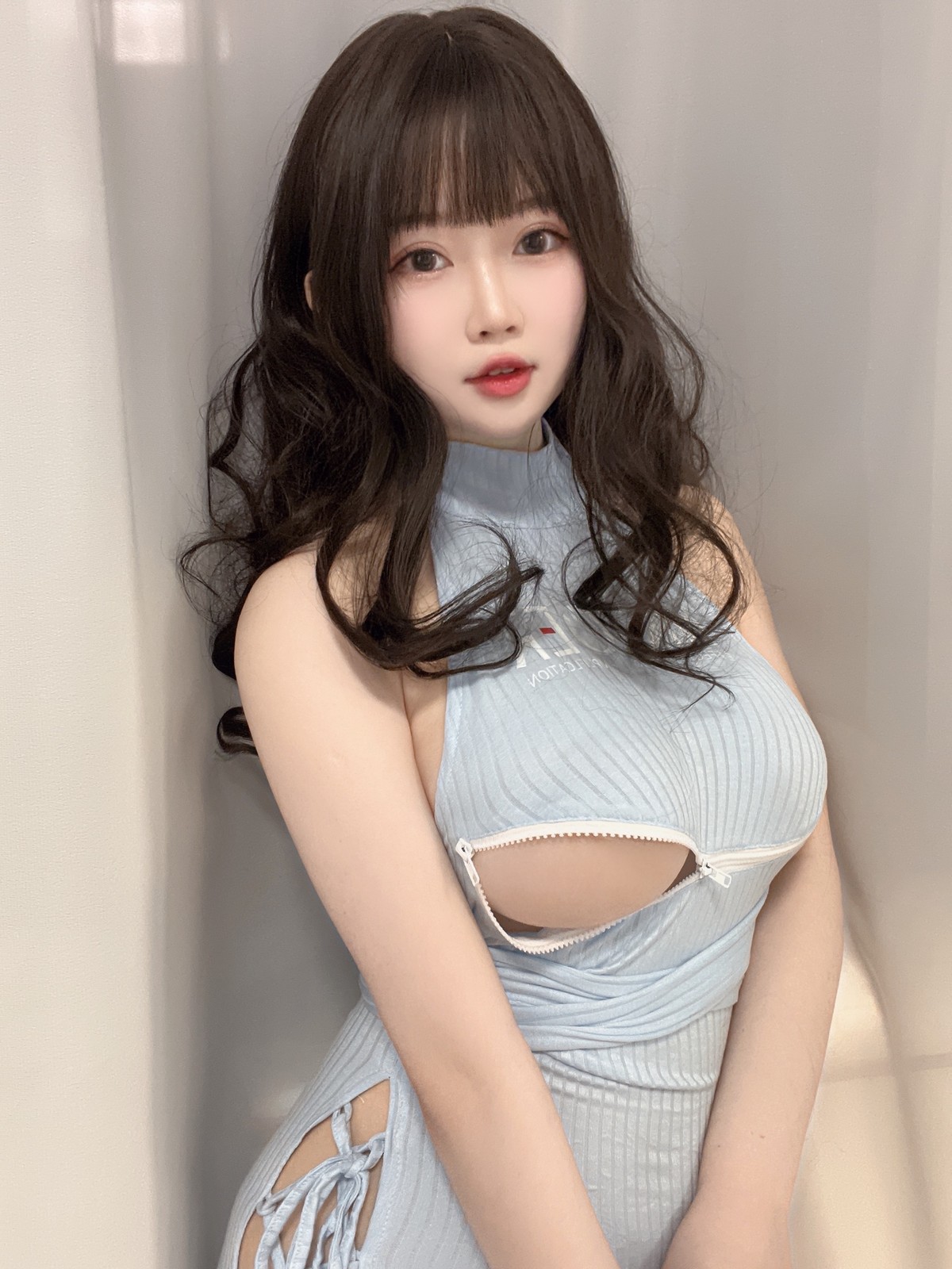 xgyw.top_蜜桃少女是依酱吖妹妹自拍主题私房性感开胸连身裙半撩秀豪乳翘臀诱惑写真31P