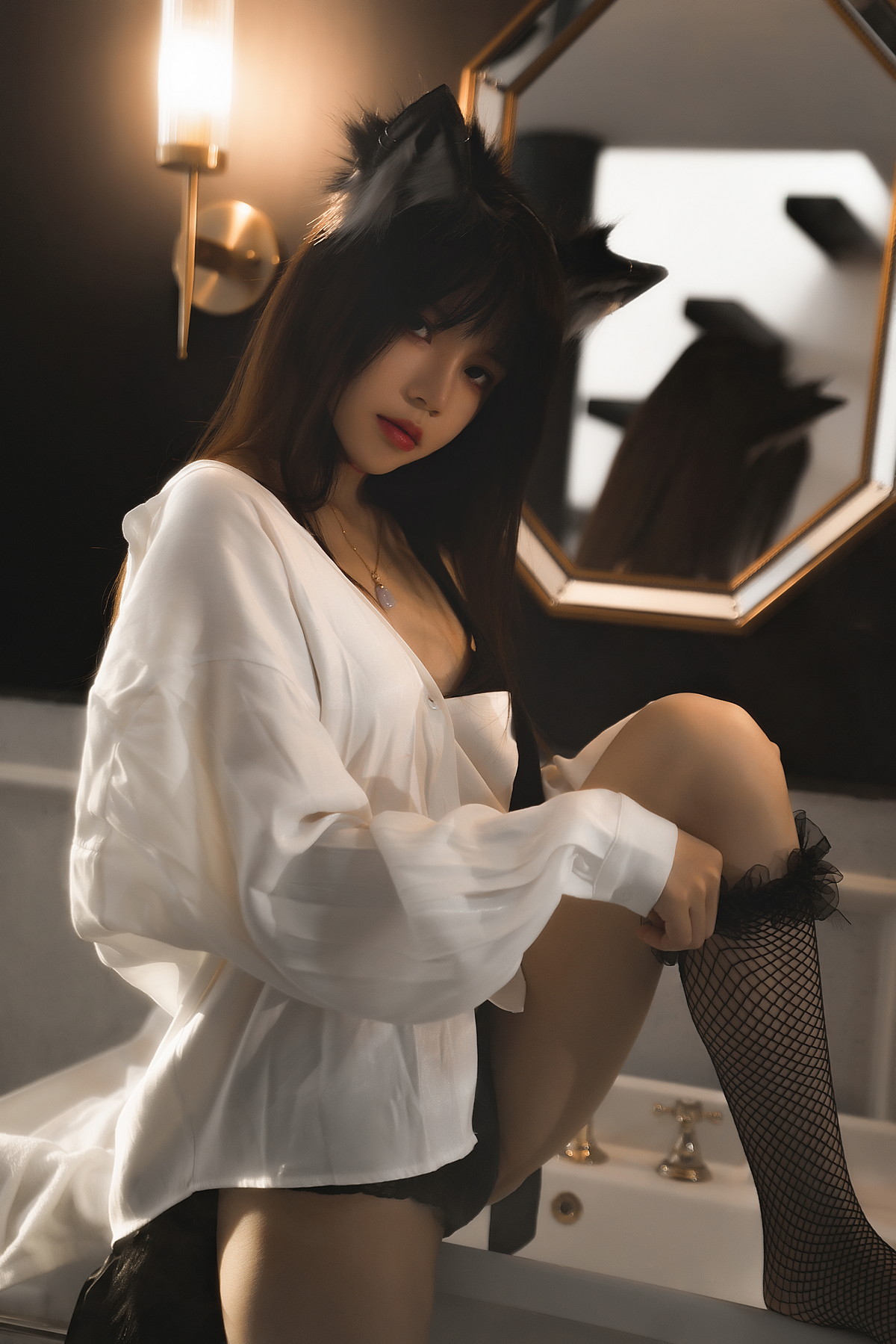 xgyw.top_网络美女桜桃喵狼来了系列主题私房性感白T露黑色内衣秀完美身材诱惑写真115P