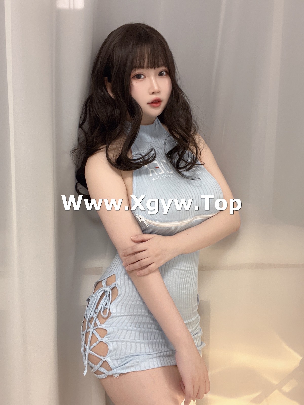 xgyw.top_蜜桃少女是依酱吖妹妹自拍主题私房性感开胸连身裙半撩秀豪乳翘臀诱惑写真31P