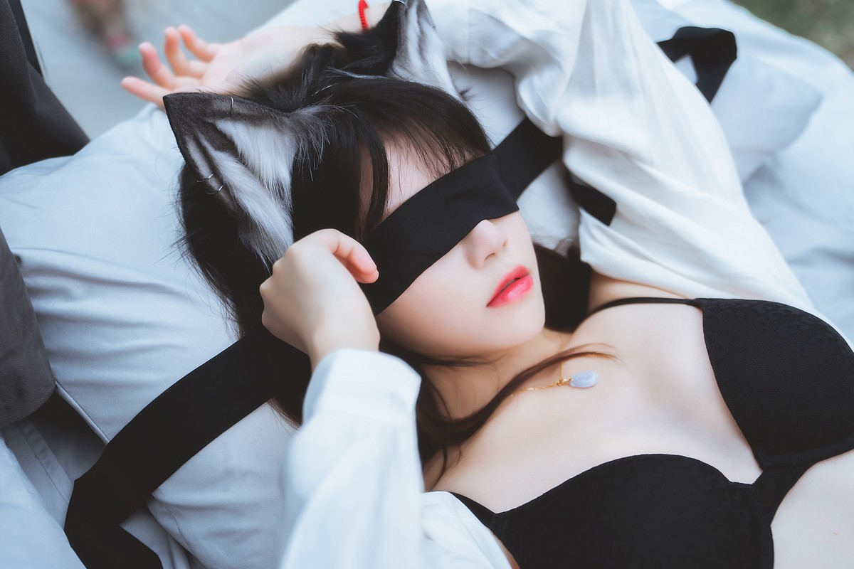 xgyw.top_网络美女桜桃喵狼来了系列主题私房性感白T露黑色内衣秀完美身材诱惑写真115P
