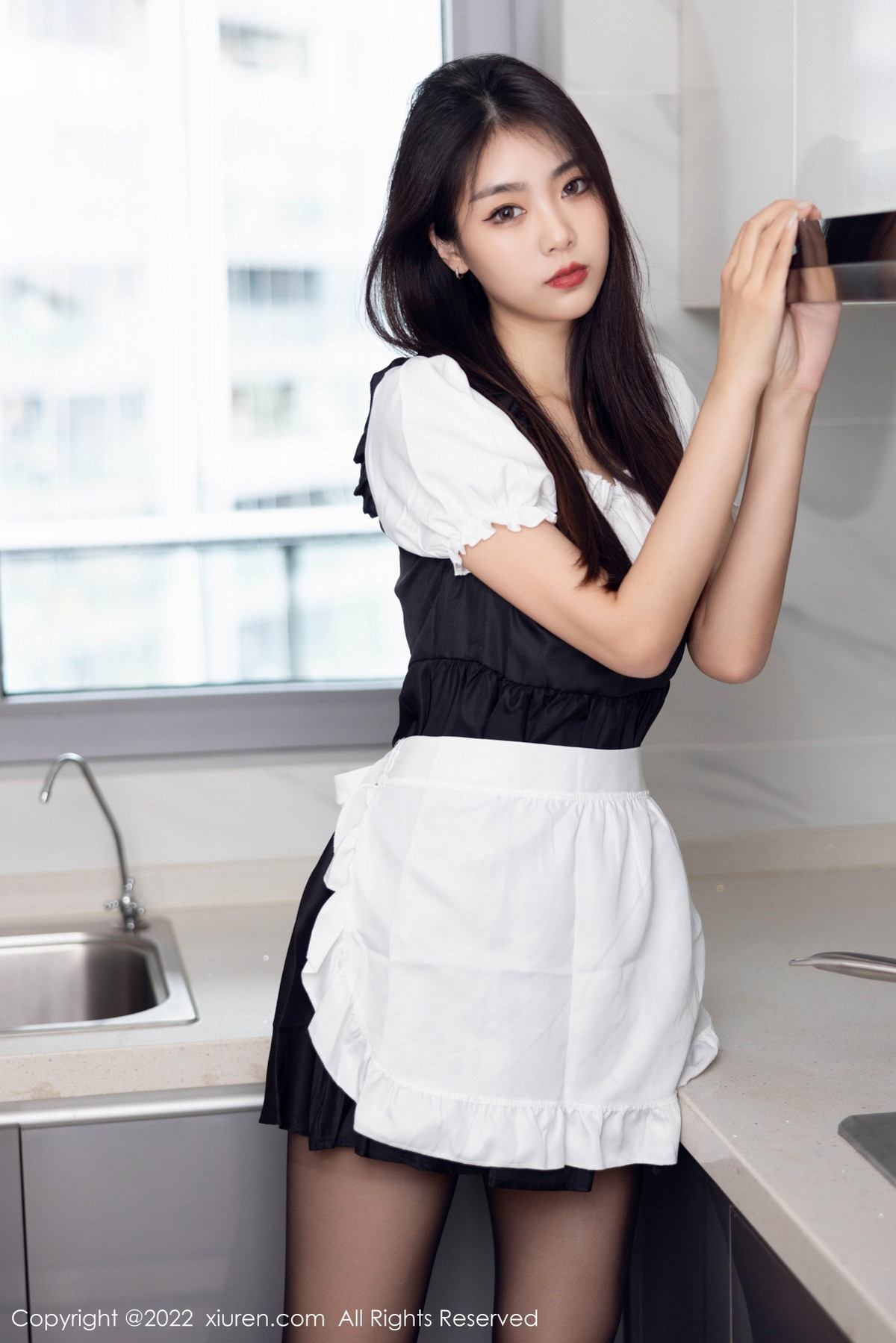 xgyw.top_XiuRen第5706期_模特可乐Vicky黑白拼色厨娘服饰配超薄黑丝秀苗条身材性感写真60P