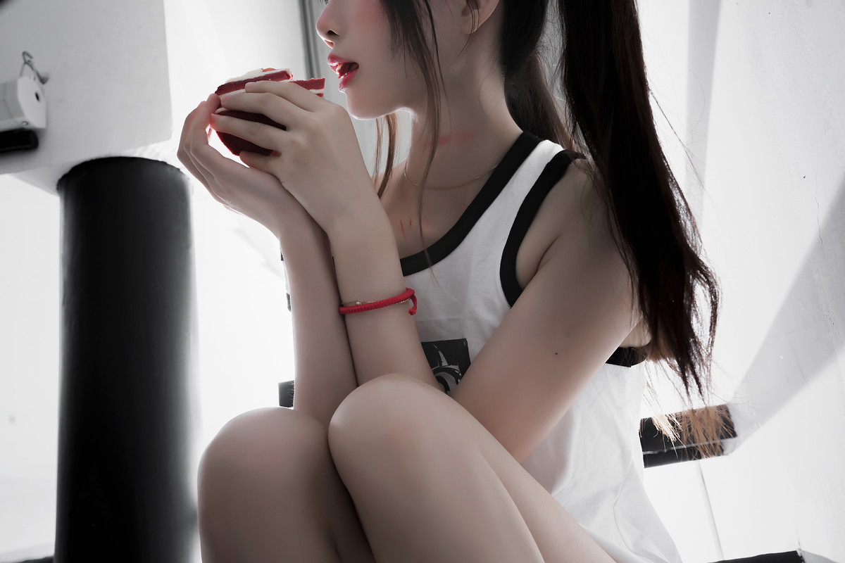 xgyw.top_网络美女桜桃喵狼崽崽主题性感卡通背心配黑色内裤秀白嫩肌肤迷人诱惑写真60P