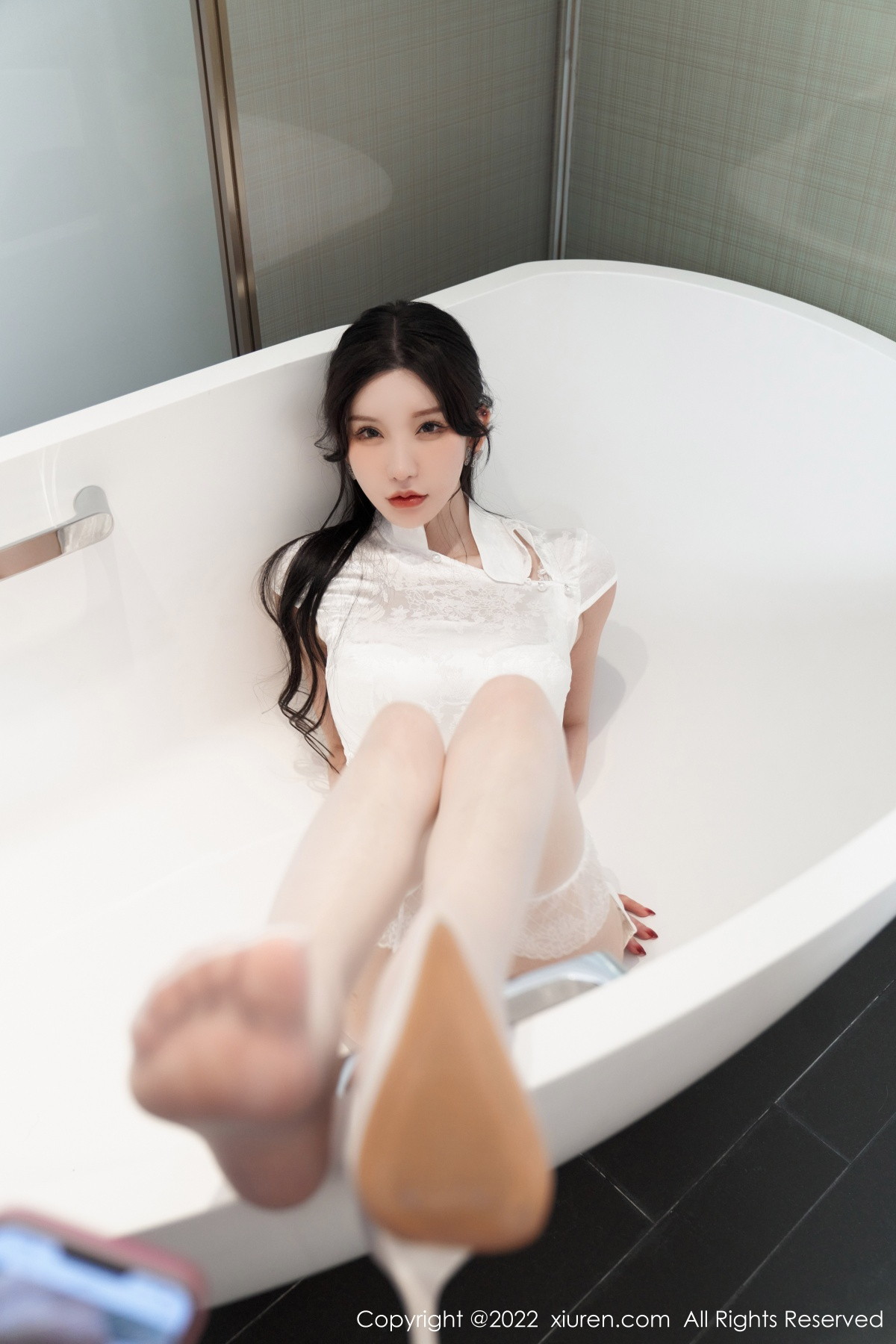 xgyw.top_XiuRen第5701期_女神周于希Sally浴缸场景脱白色旗袍服露白色蕾丝内衣诱惑写真75P