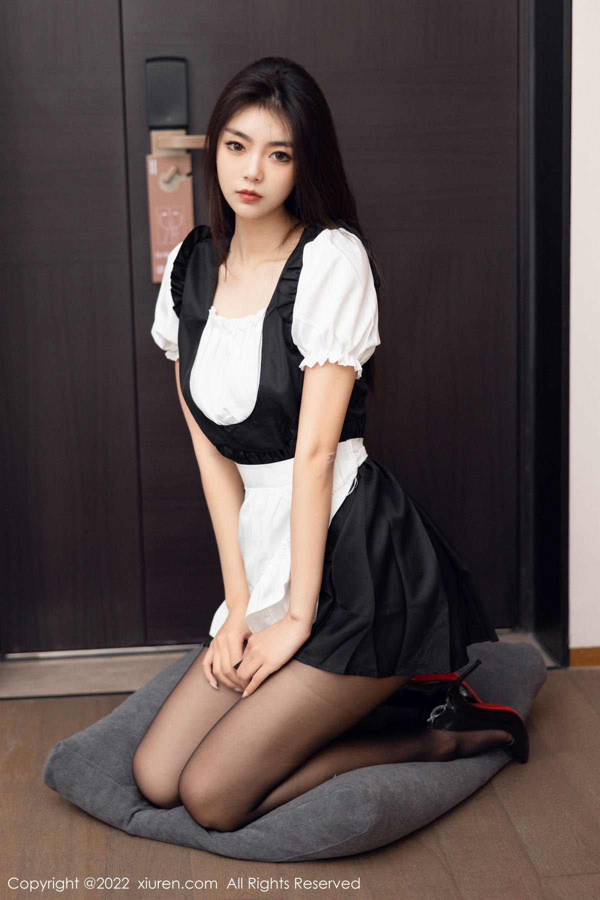 xgyw.top_XiuRen第5706期_模特可乐Vicky黑白拼色厨娘服饰配超薄黑丝秀苗条身材性感写真60P