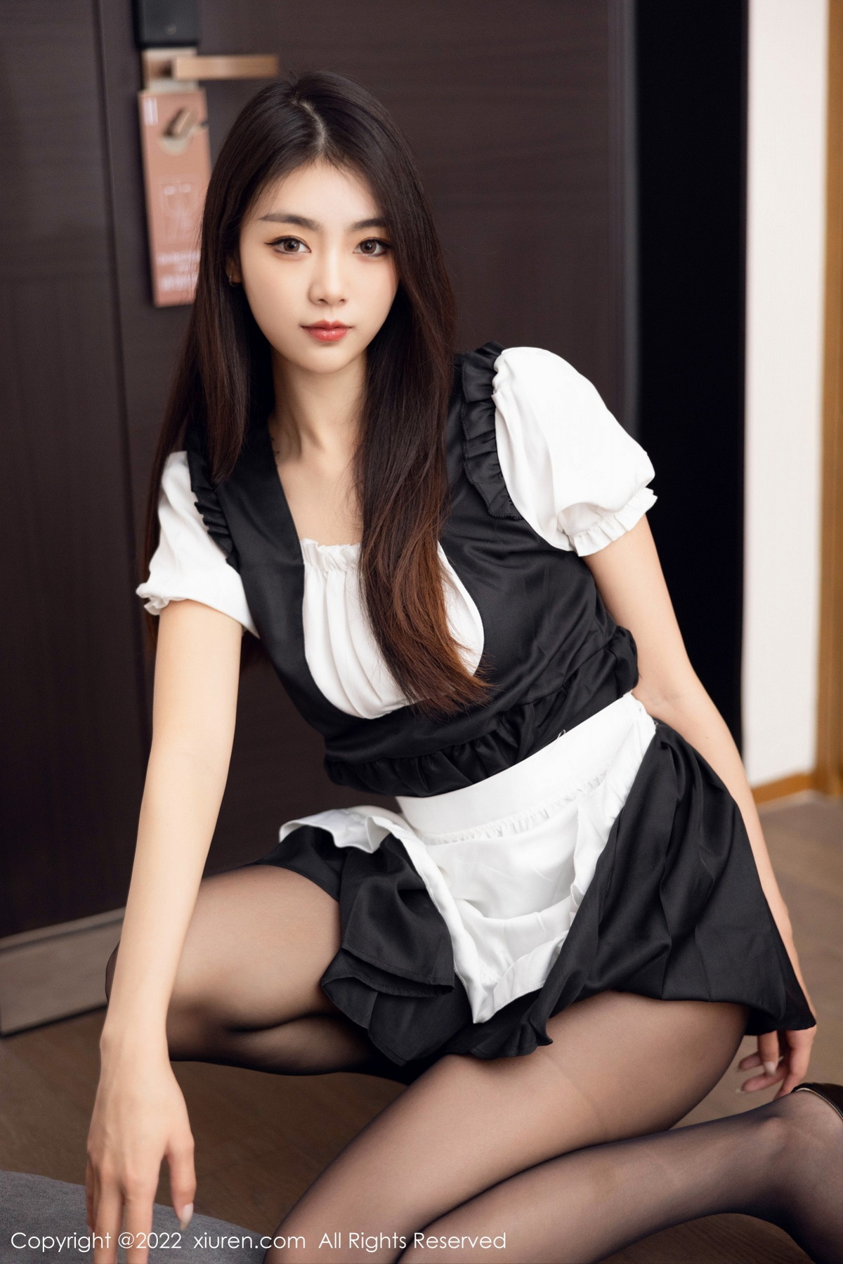 xgyw.top_XiuRen第5706期_模特可乐Vicky黑白拼色厨娘服饰配超薄黑丝秀苗条身材性感写真60P