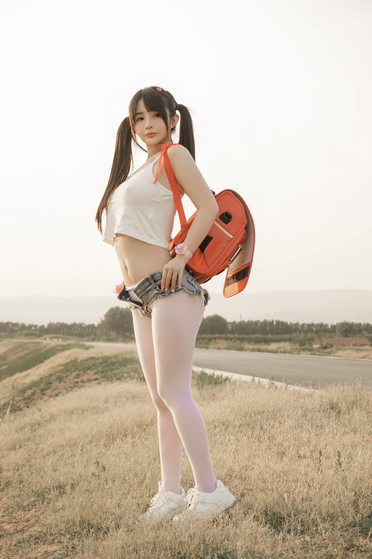 xgyw.top_网络美女桜井宁宁小红包主题户外真空短上衣配牛仔短裤半脱秀惹火身材诱惑写真71P