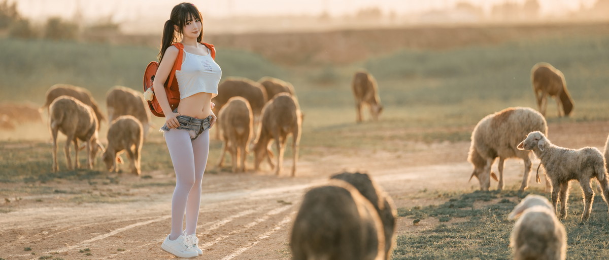 xgyw.top_网络美女桜井宁宁小红包主题户外真空短上衣配牛仔短裤半脱秀惹火身材诱惑写真71P