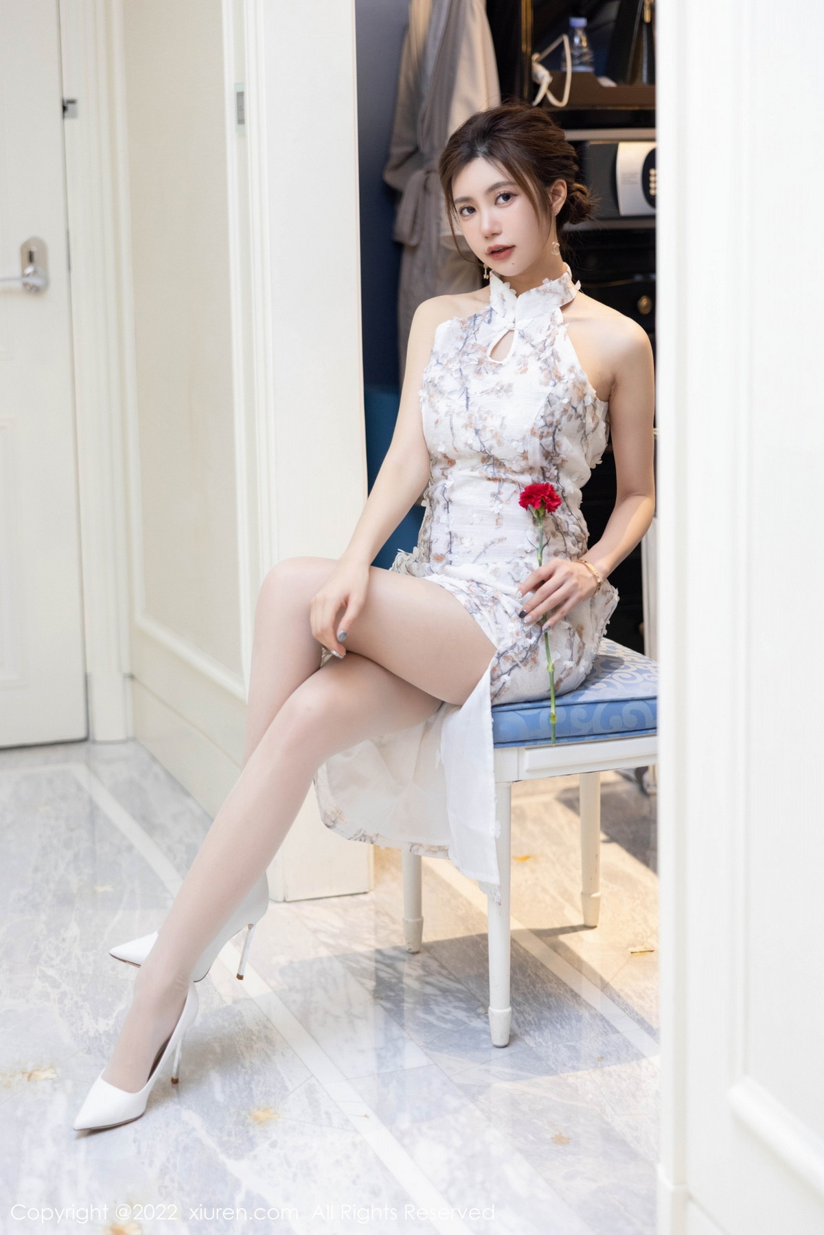 xgyw.top_[XiuRen秀人网]No.5713_女神绮里嘉ula心愿旅拍性感图案旗袍配开档白丝撩人诱惑写真97P