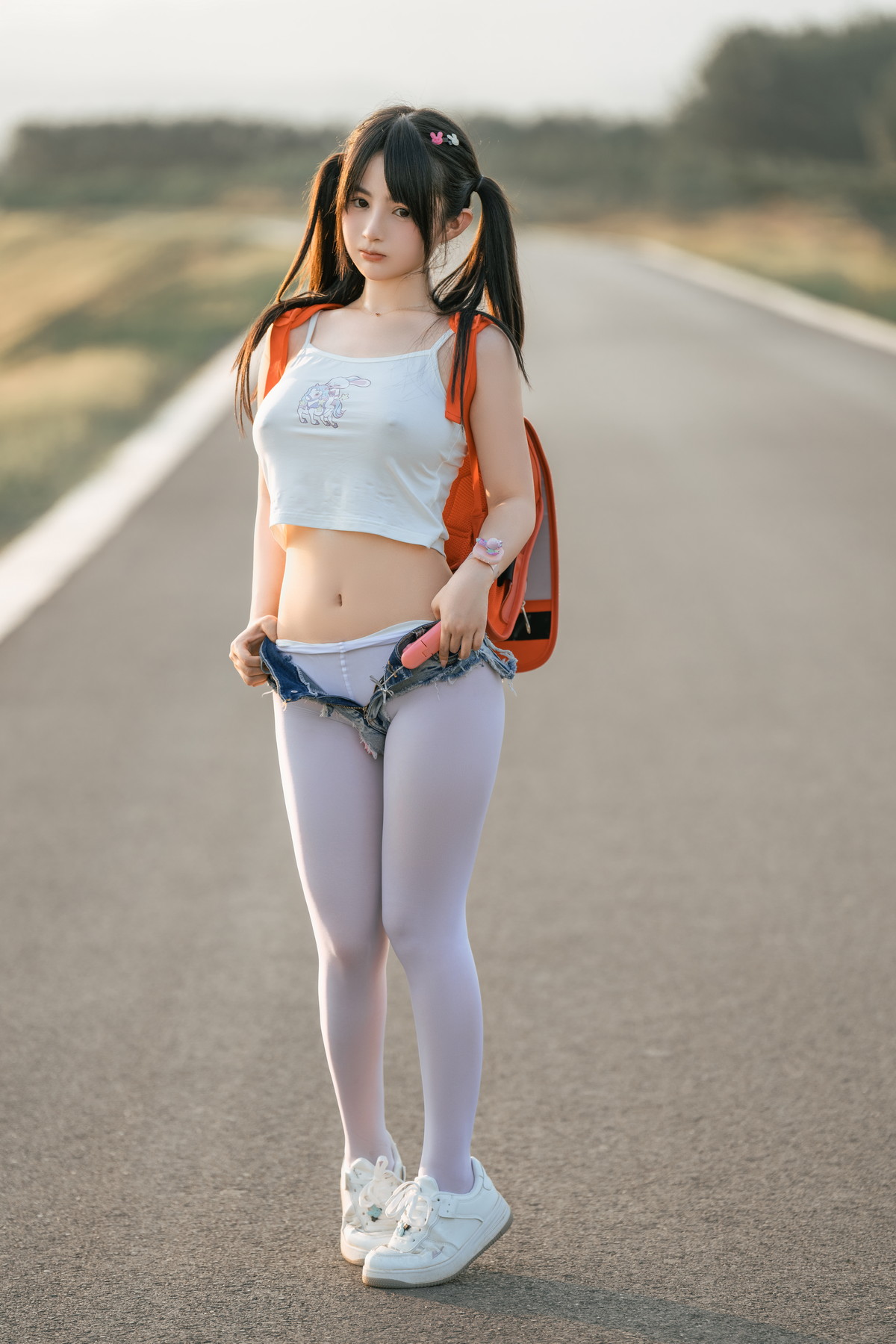 xgyw.top_网络美女桜井宁宁小红包主题户外真空短上衣配牛仔短裤半脱秀惹火身材诱惑写真71P