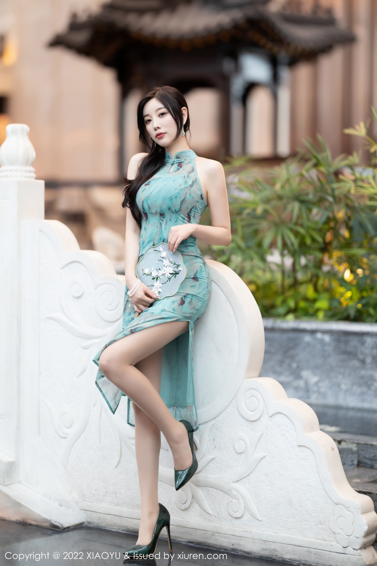 xgyw.top_[XiaoYu画语界]Vol.882_女神杨晨晨Yome户外蓝暗色旗袍配超薄肉丝秀完美身材诱惑写真92P