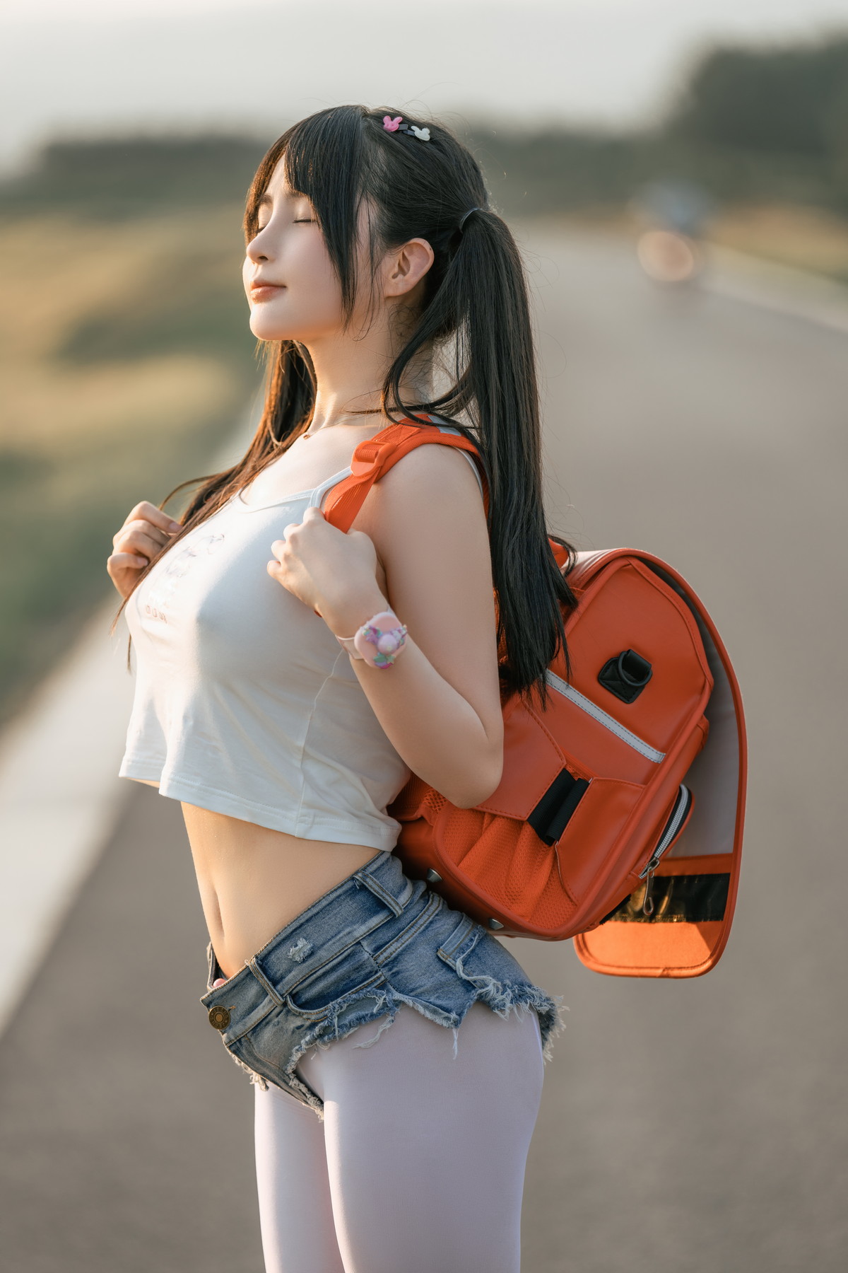 xgyw.top_网络美女桜井宁宁小红包主题户外真空短上衣配牛仔短裤半脱秀惹火身材诱惑写真71P