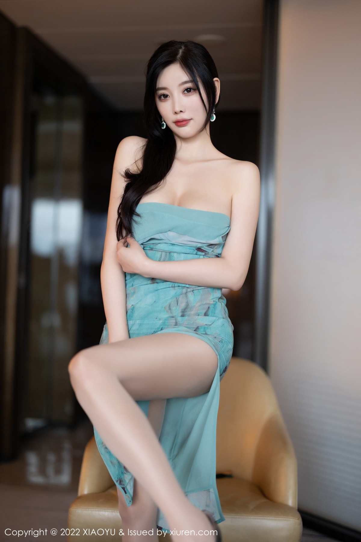 xgyw.top_[XiaoYu画语界]Vol.882_女神杨晨晨Yome户外蓝暗色旗袍配超薄肉丝秀完美身材诱惑写真92P
