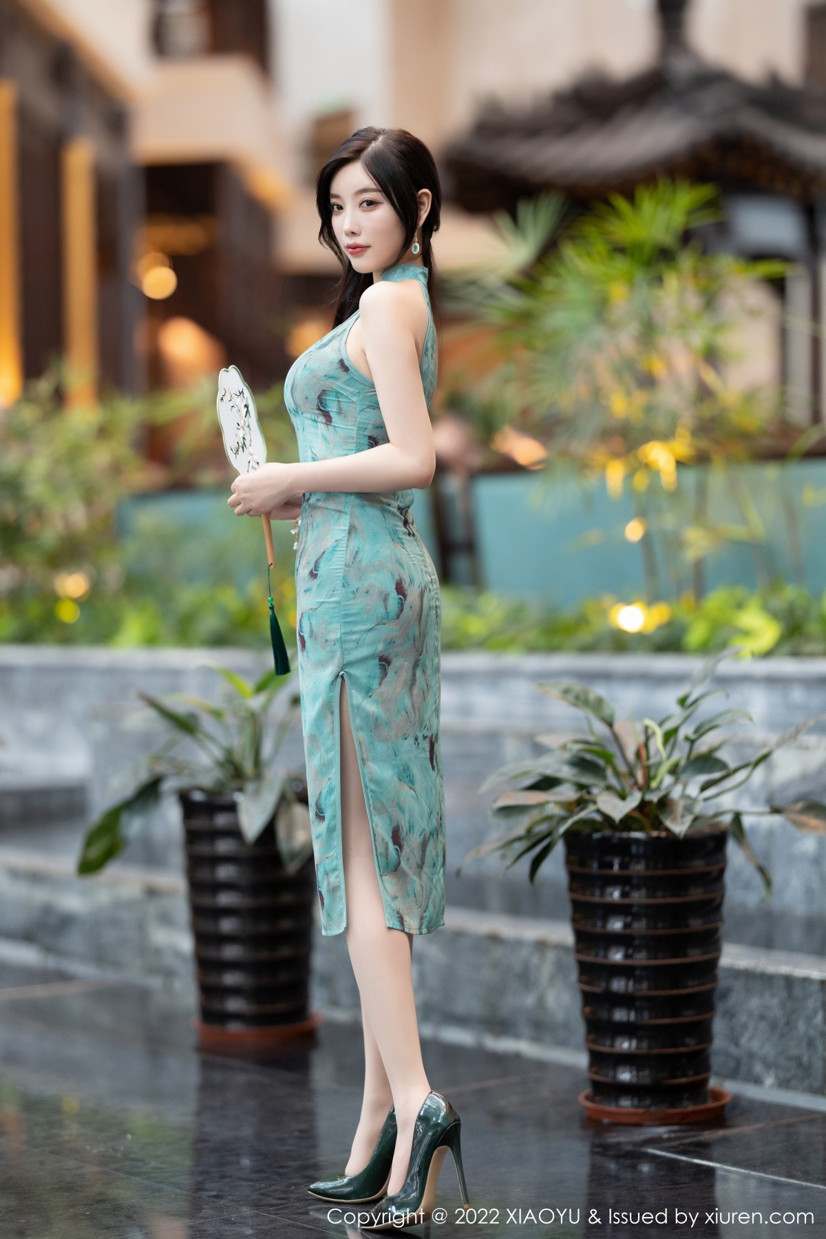 xgyw.top_[XiaoYu画语界]Vol.882_女神杨晨晨Yome户外蓝暗色旗袍配超薄肉丝秀完美身材诱惑写真92P