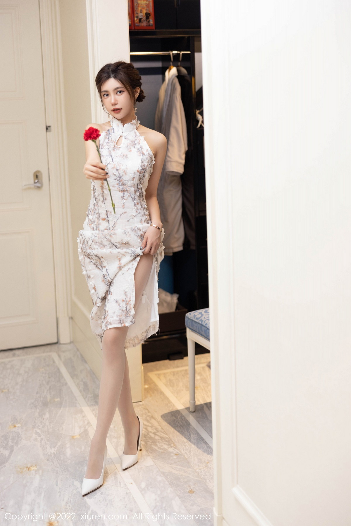 xgyw.top_[XiuRen秀人网]No.5713_女神绮里嘉ula心愿旅拍性感图案旗袍配开档白丝撩人诱惑写真97P