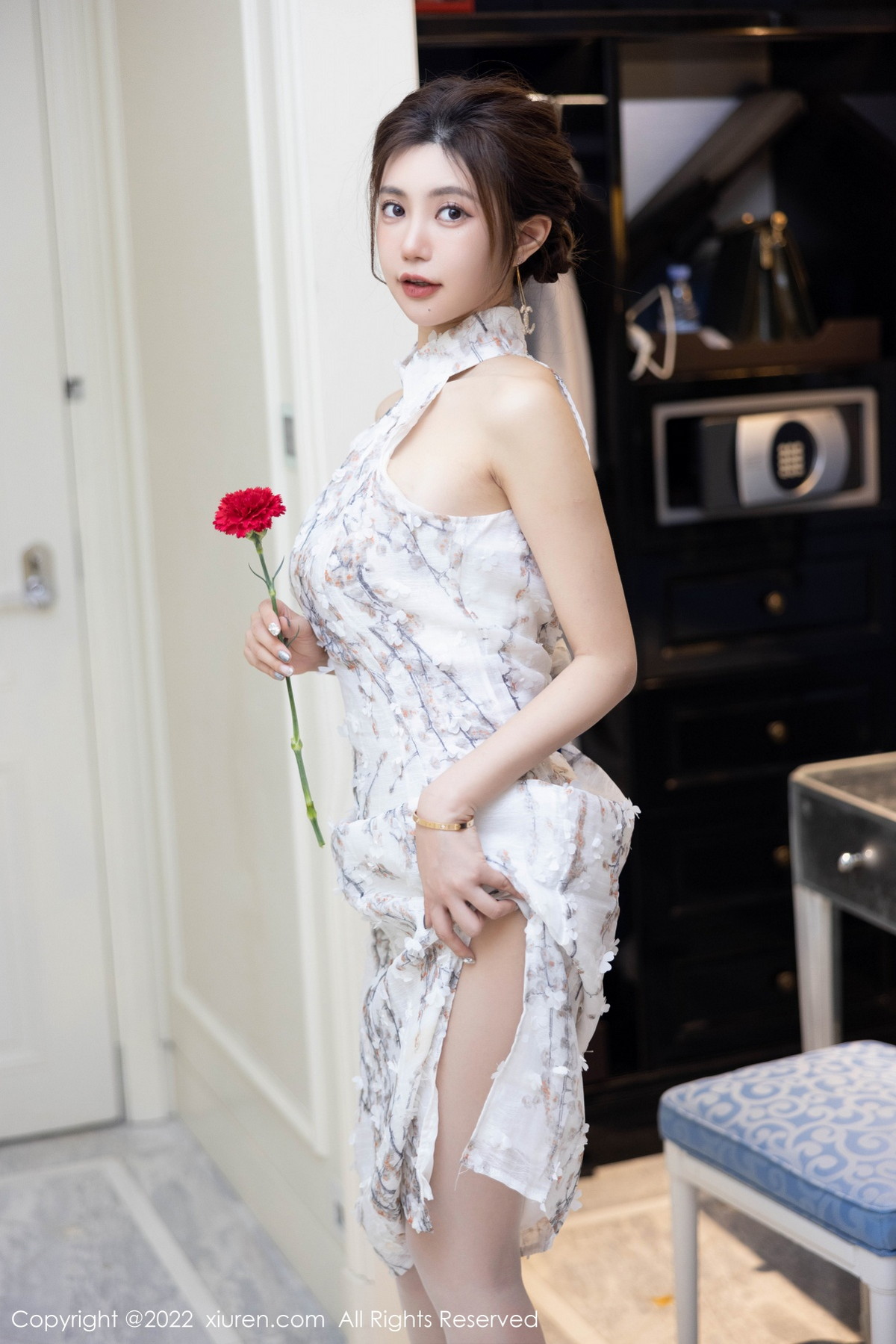 xgyw.top_[XiuRen秀人网]No.5713_女神绮里嘉ula心愿旅拍性感图案旗袍配开档白丝撩人诱惑写真97P