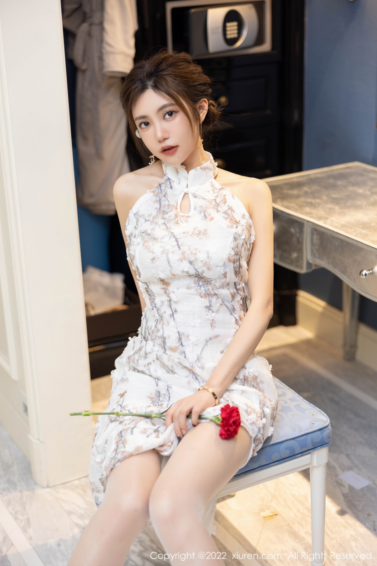 xgyw.top_[XiuRen秀人网]No.5713_女神绮里嘉ula心愿旅拍性感图案旗袍配开档白丝撩人诱惑写真97P