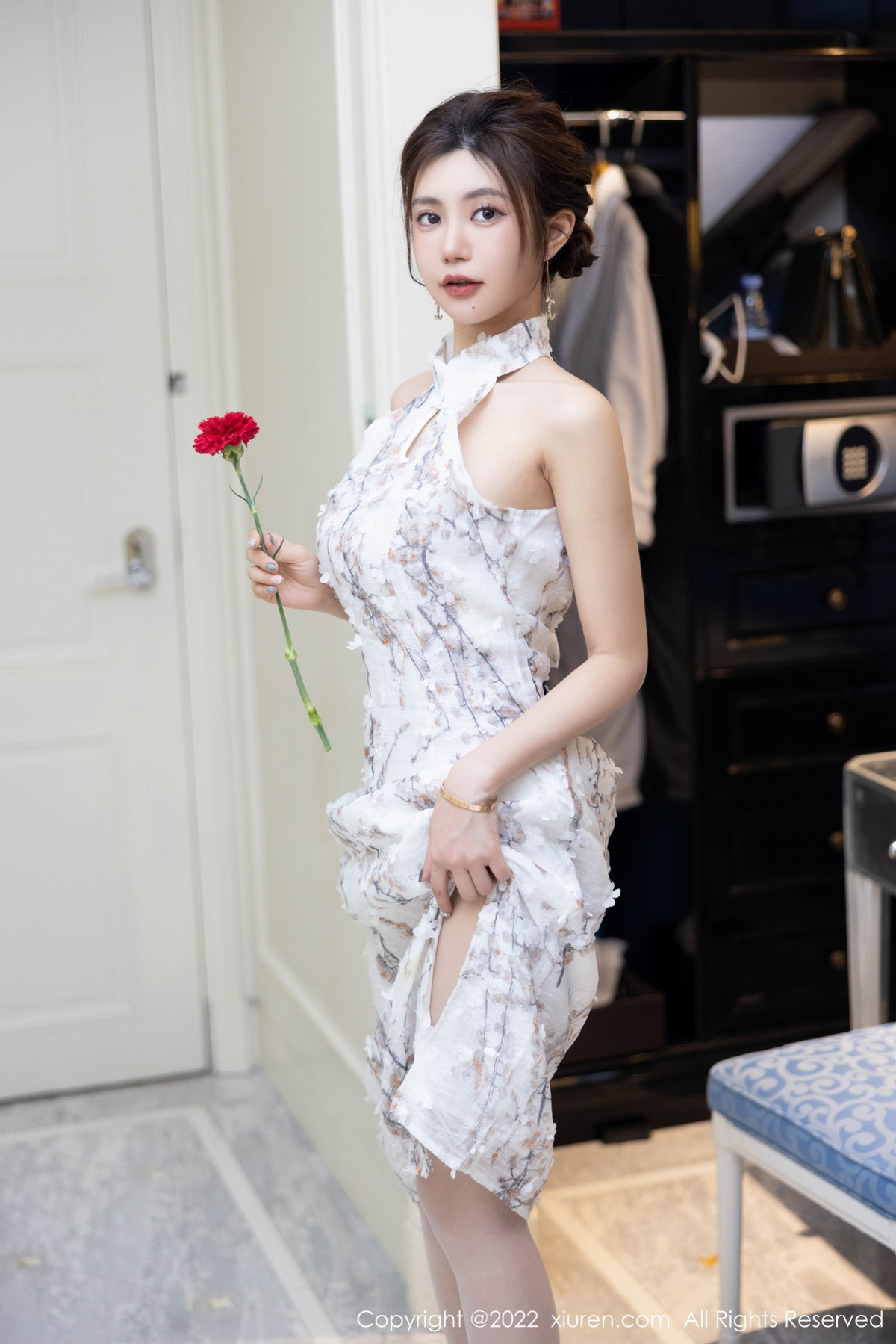 xgyw.top_[XiuRen秀人网]No.5713_女神绮里嘉ula心愿旅拍性感图案旗袍配开档白丝撩人诱惑写真97P