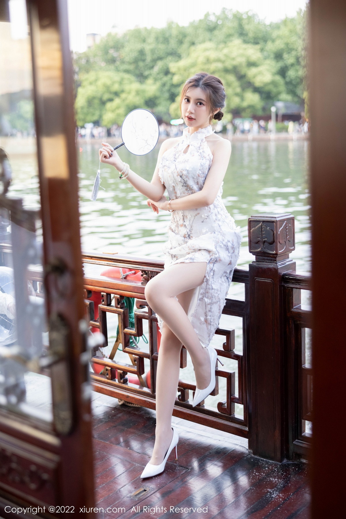xgyw.top_[XiuRen秀人网]No.5713_女神绮里嘉ula心愿旅拍性感图案旗袍配开档白丝撩人诱惑写真97P