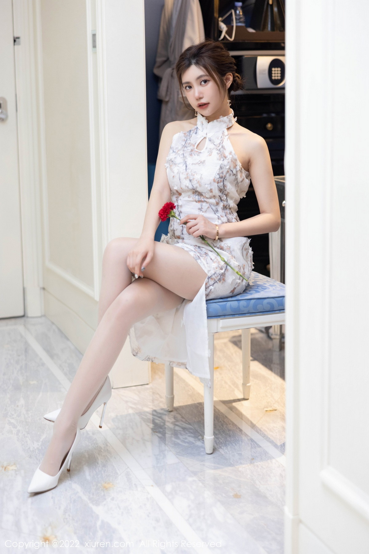 xgyw.top_[XiuRen秀人网]No.5713_女神绮里嘉ula心愿旅拍性感图案旗袍配开档白丝撩人诱惑写真97P