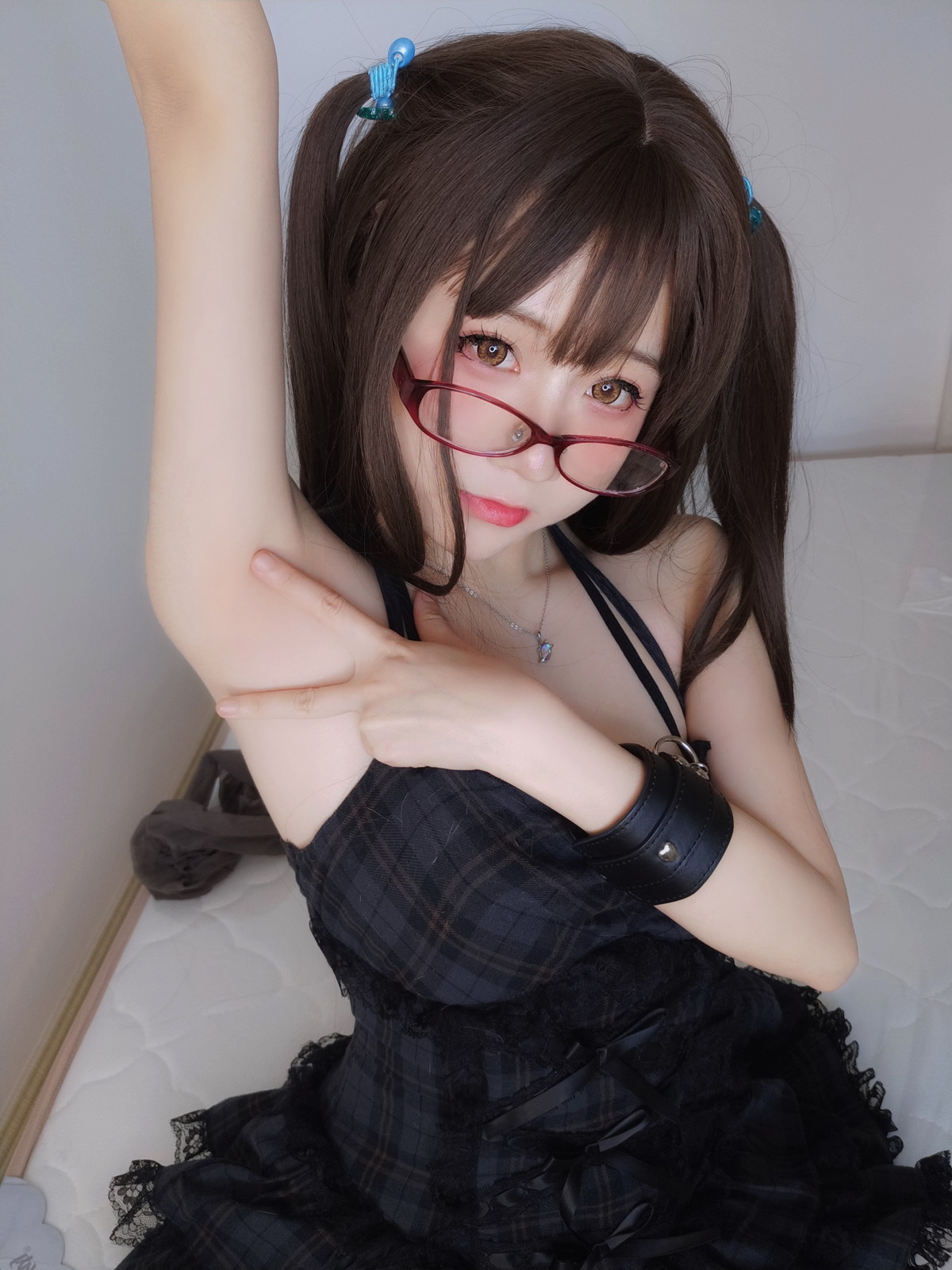 xgyw.top_网络美女软妹摇摇乐黑色短裙主题性感吊带短裙配黑丝袜秀翘臀美腿诱惑写真99P